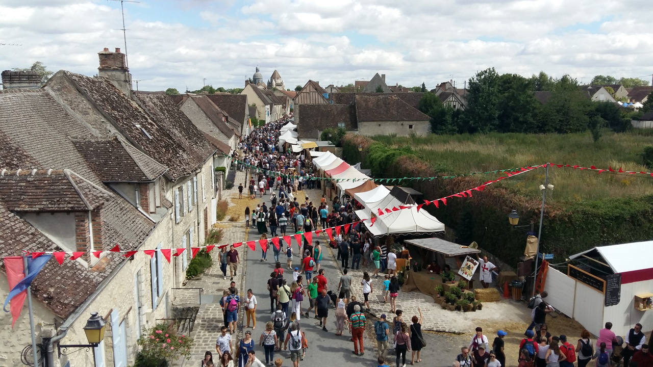 People Walking on Street Near Houses During Daytime. Wallpaper in 1280x720 Resolution