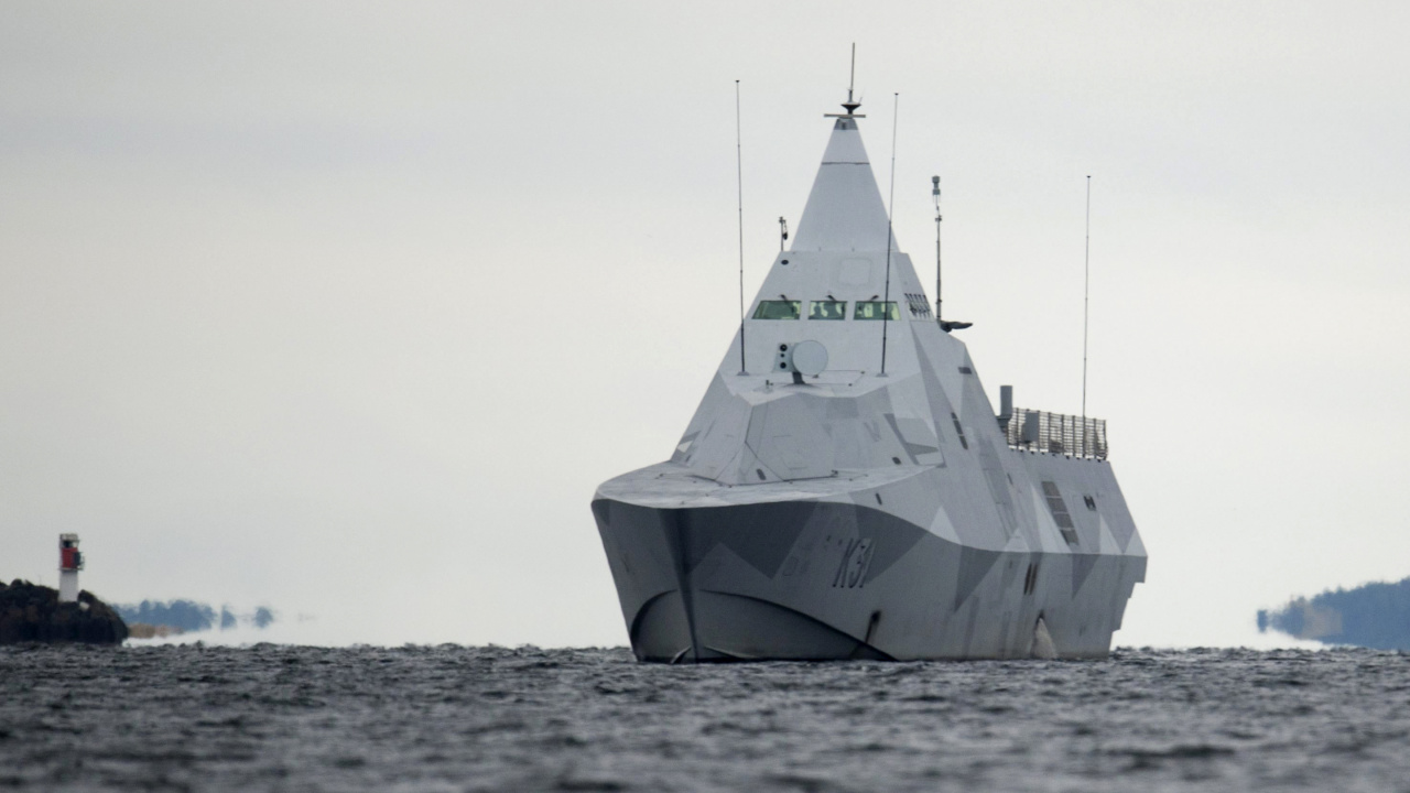 Foto en Escala de Grises Del Barco en el Mar. Wallpaper in 1280x720 Resolution