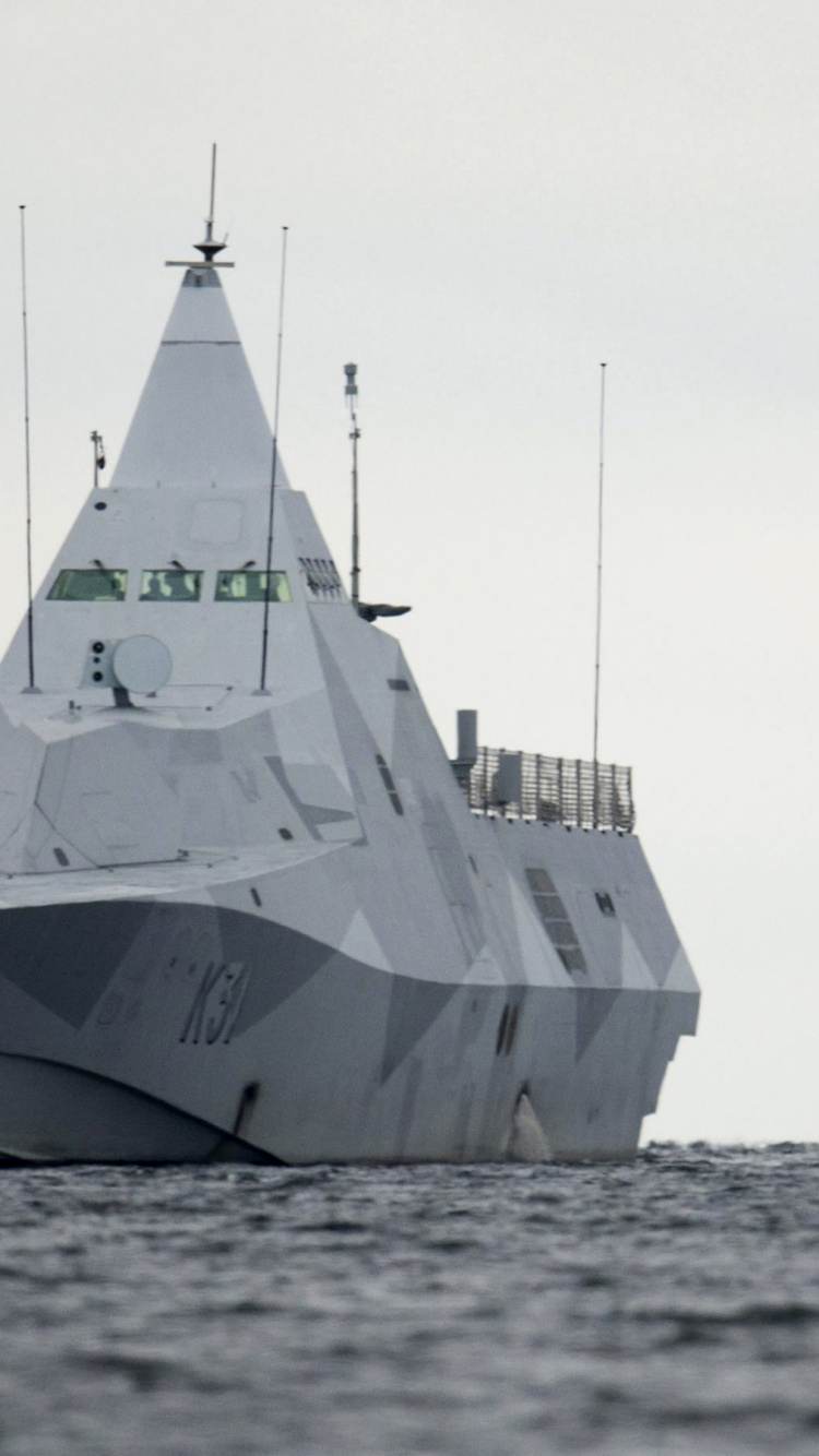 Graustufenfoto Von Boot Auf See. Wallpaper in 750x1334 Resolution