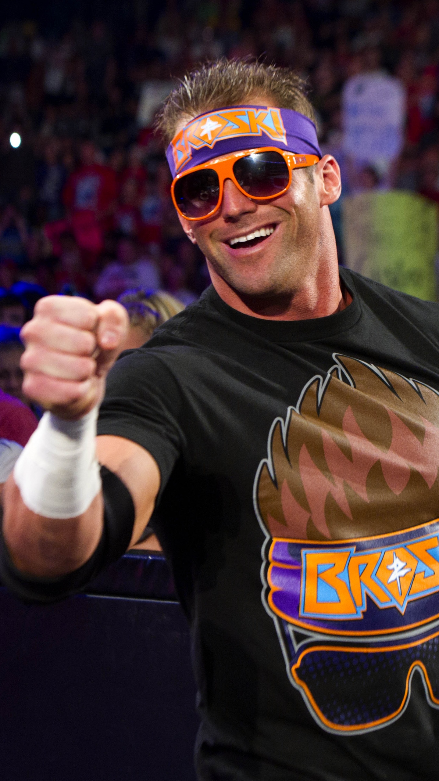 Man in Black Crew Neck T-shirt Wearing Sunglasses. Wallpaper in 1440x2560 Resolution