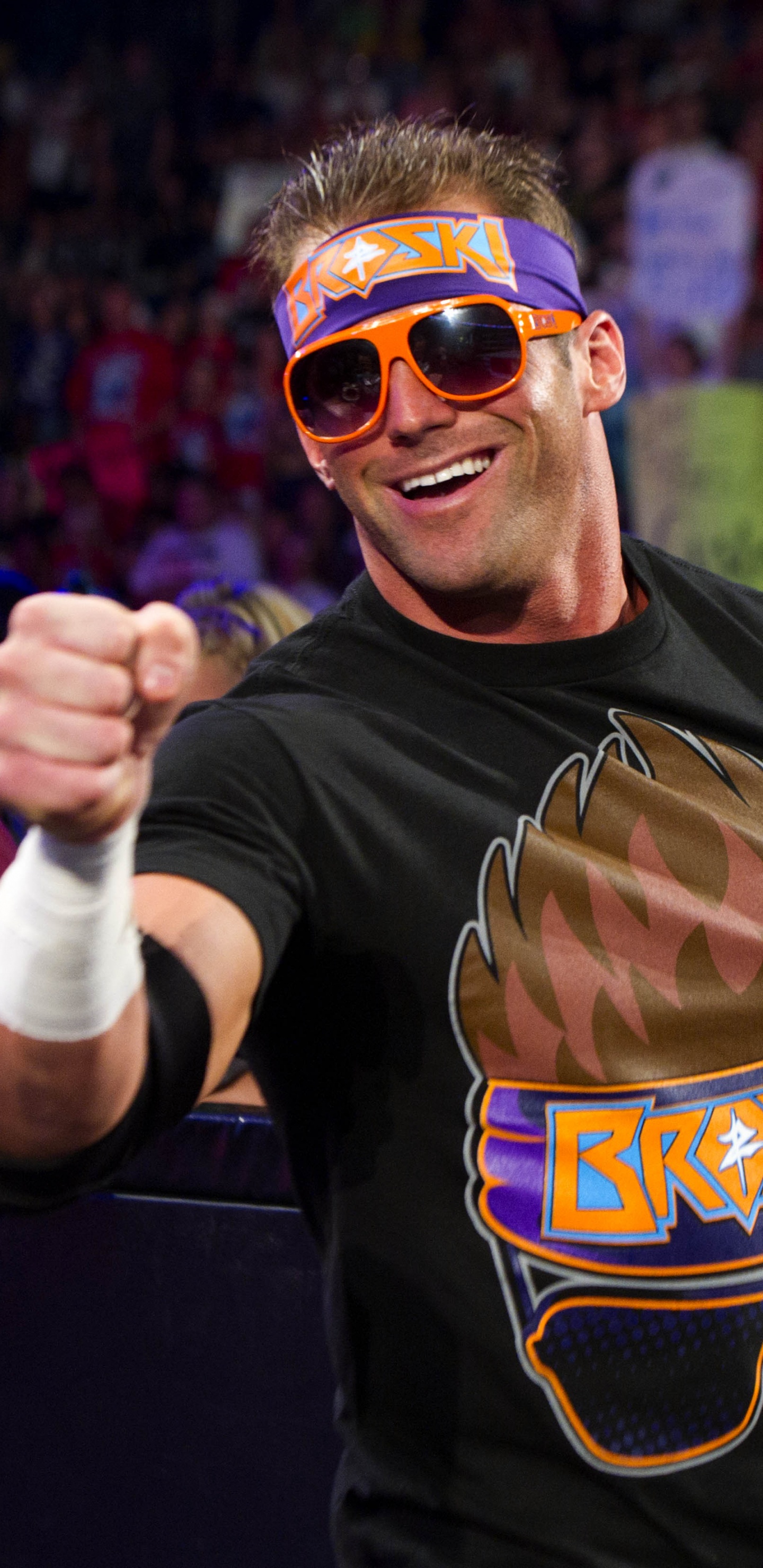 Mann im Schwarzen T-Shirt Mit Rundhalsausschnitt Und Sonnenbrille. Wallpaper in 1440x2960 Resolution