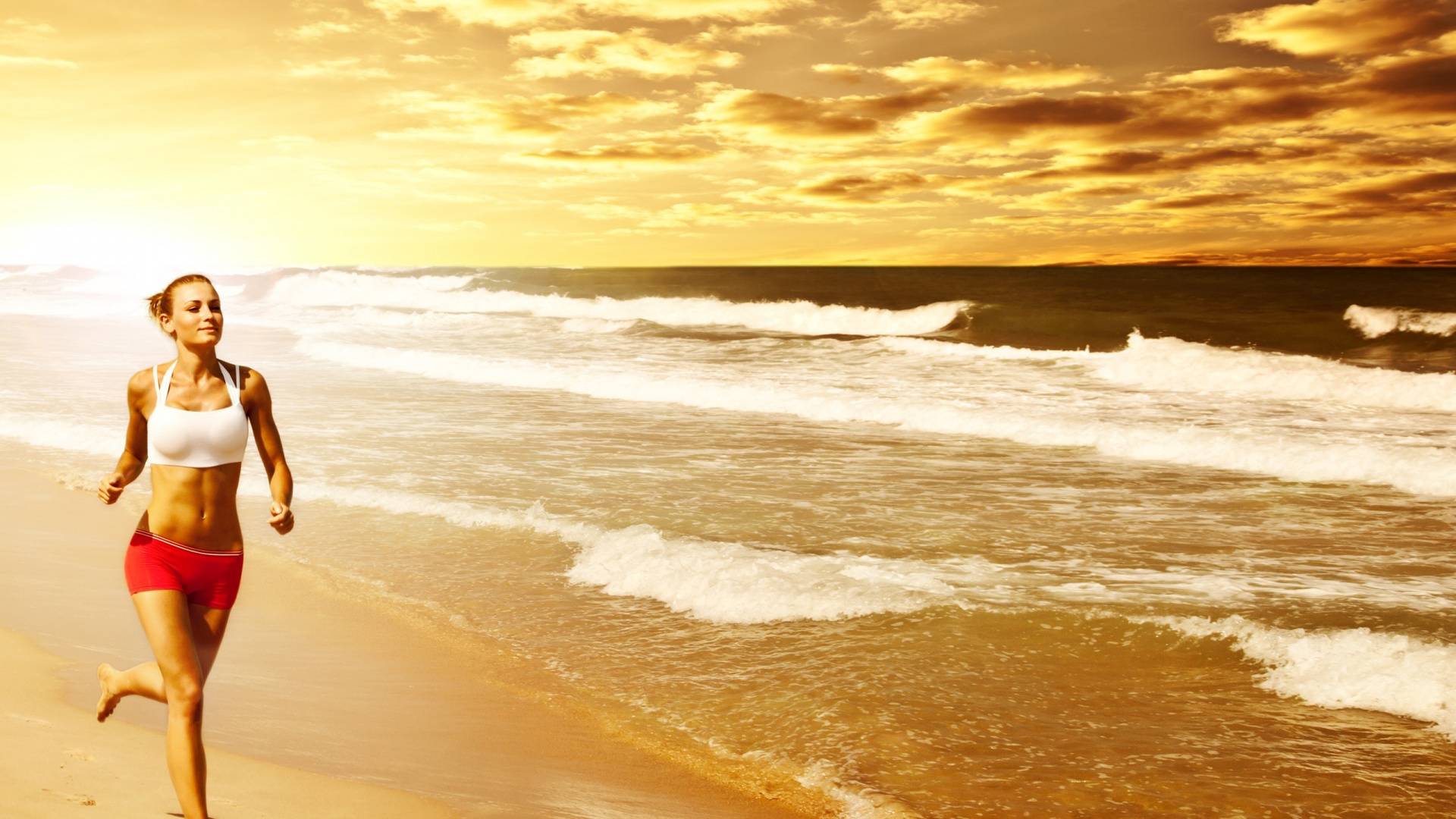 Les Vagues de L'océan S'écrasent Sur le Rivage au Coucher du Soleil. Wallpaper in 1920x1080 Resolution