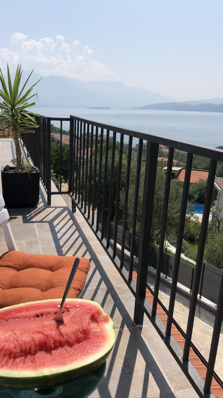 Balkon, Citrullus, Warzenmelone, Peach, Lebensmittel. Wallpaper in 750x1334 Resolution