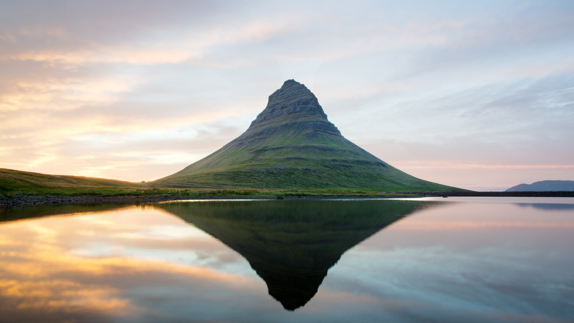 Montagne Verte à Côté D'un Plan D'eau Sous un Ciel Nuageux Pendant la Journée. Wallpaper in 1920x1080 Resolution