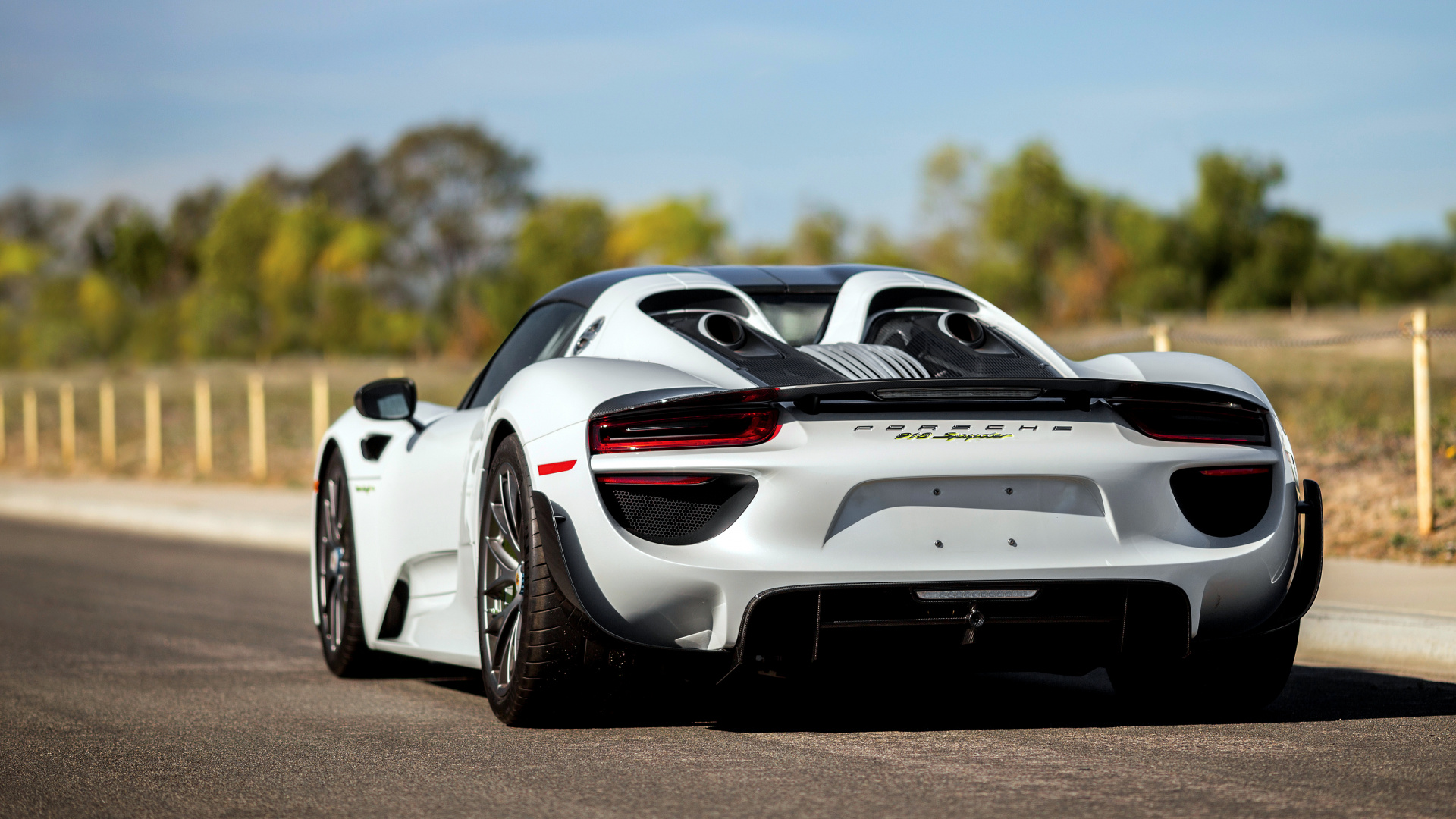 Weißer Porsche 911 Tagsüber Unterwegs. Wallpaper in 1920x1080 Resolution