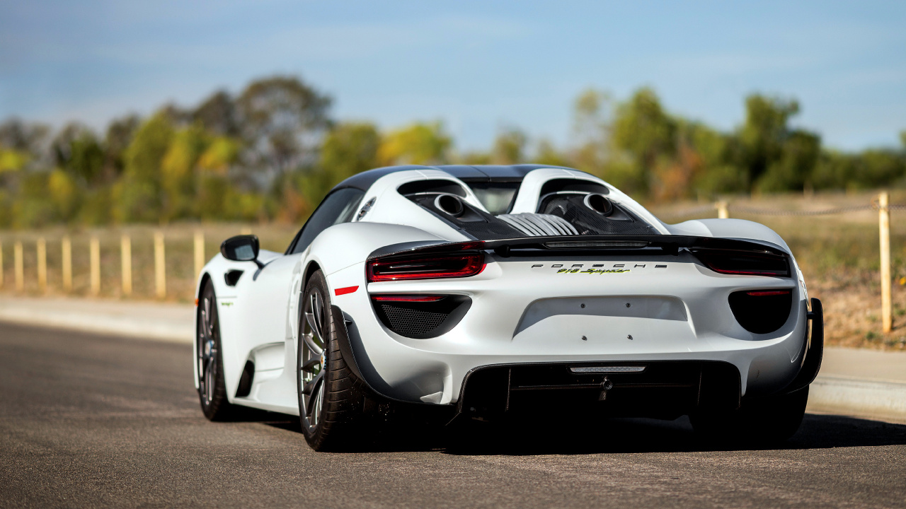 Porsche 911 Blanco en la Carretera Durante el Día. Wallpaper in 1280x720 Resolution