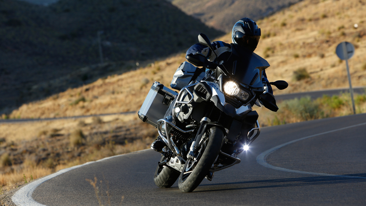 Hombre en Traje de Motocicleta Negro Montando Motocicleta en la Carretera Durante el Día. Wallpaper in 1280x720 Resolution