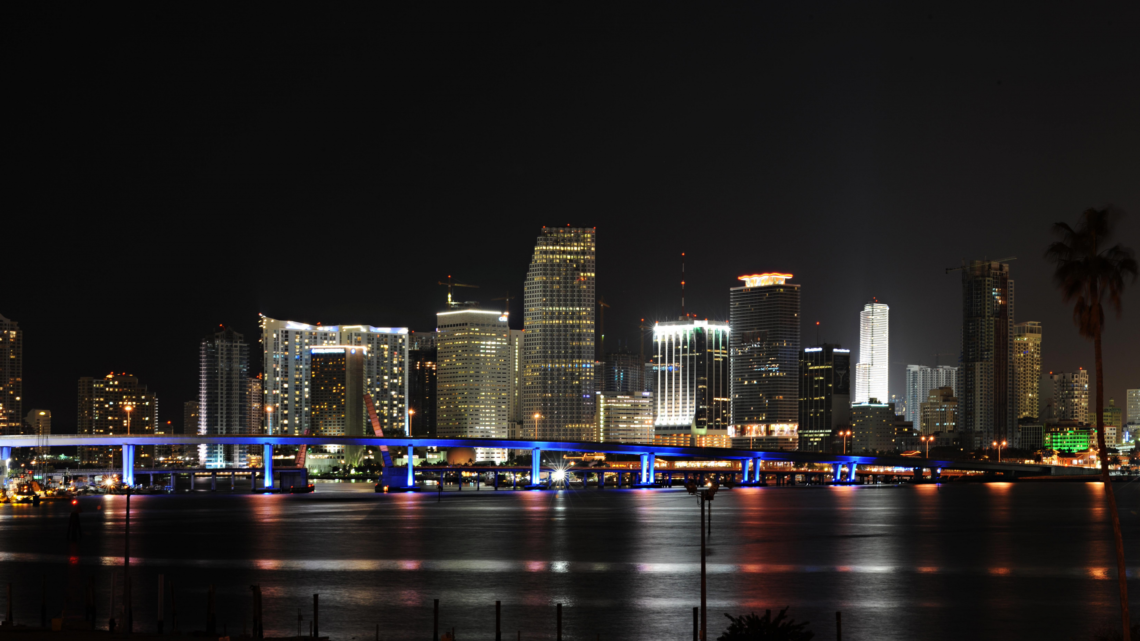 Horizonte de la Ciudad Durante la Noche. Wallpaper in 3840x2160 Resolution