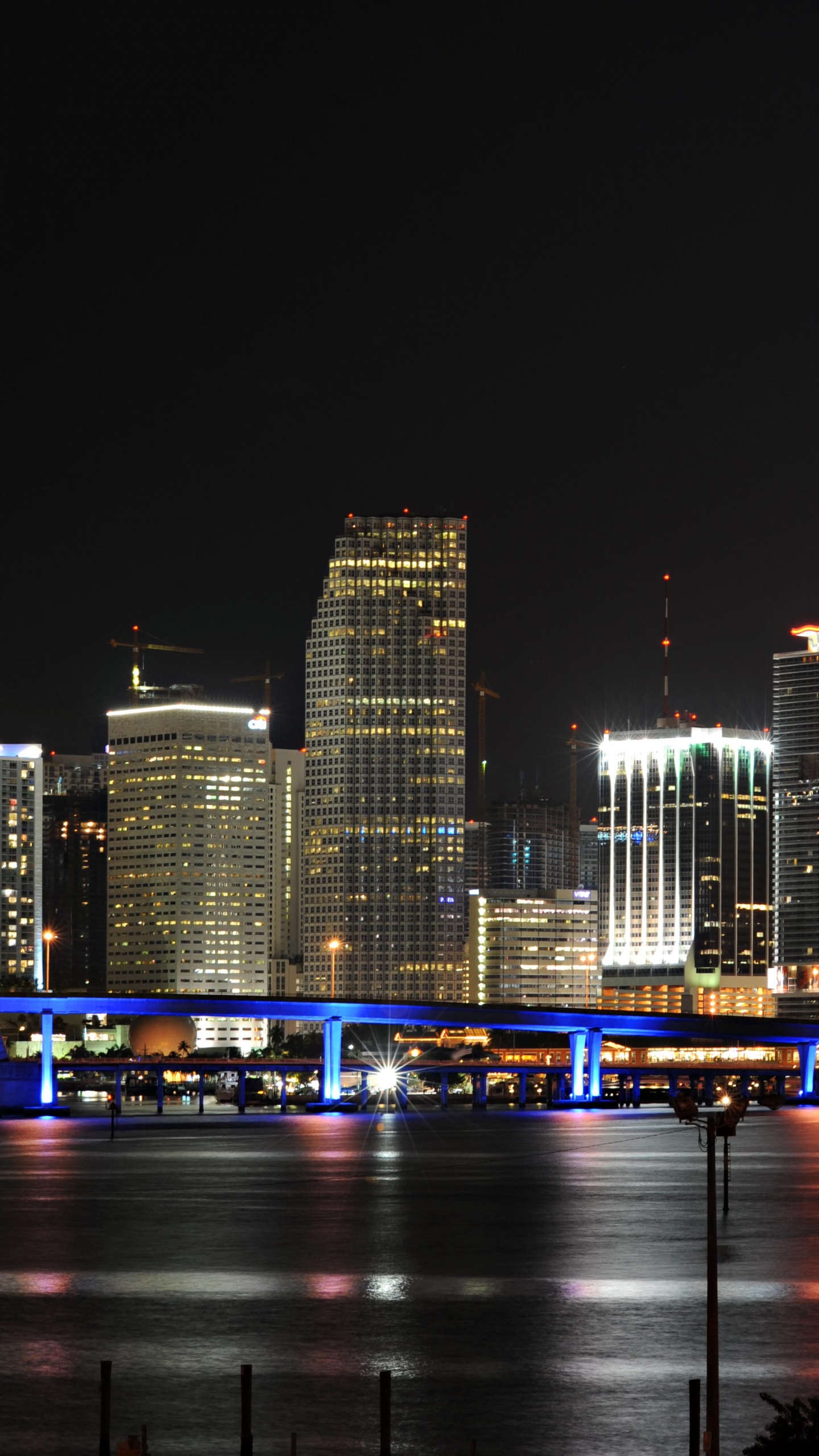 Skyline Der Stadt Bei Nacht Night. Wallpaper in 1440x2560 Resolution