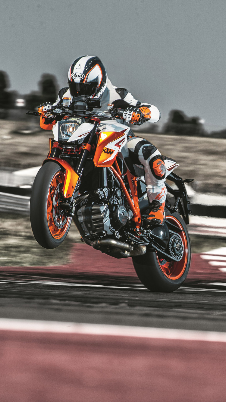Hombre en Traje de Motocicleta Negro y Naranja Montado en Bicicleta Deportiva Naranja y Negra. Wallpaper in 750x1334 Resolution