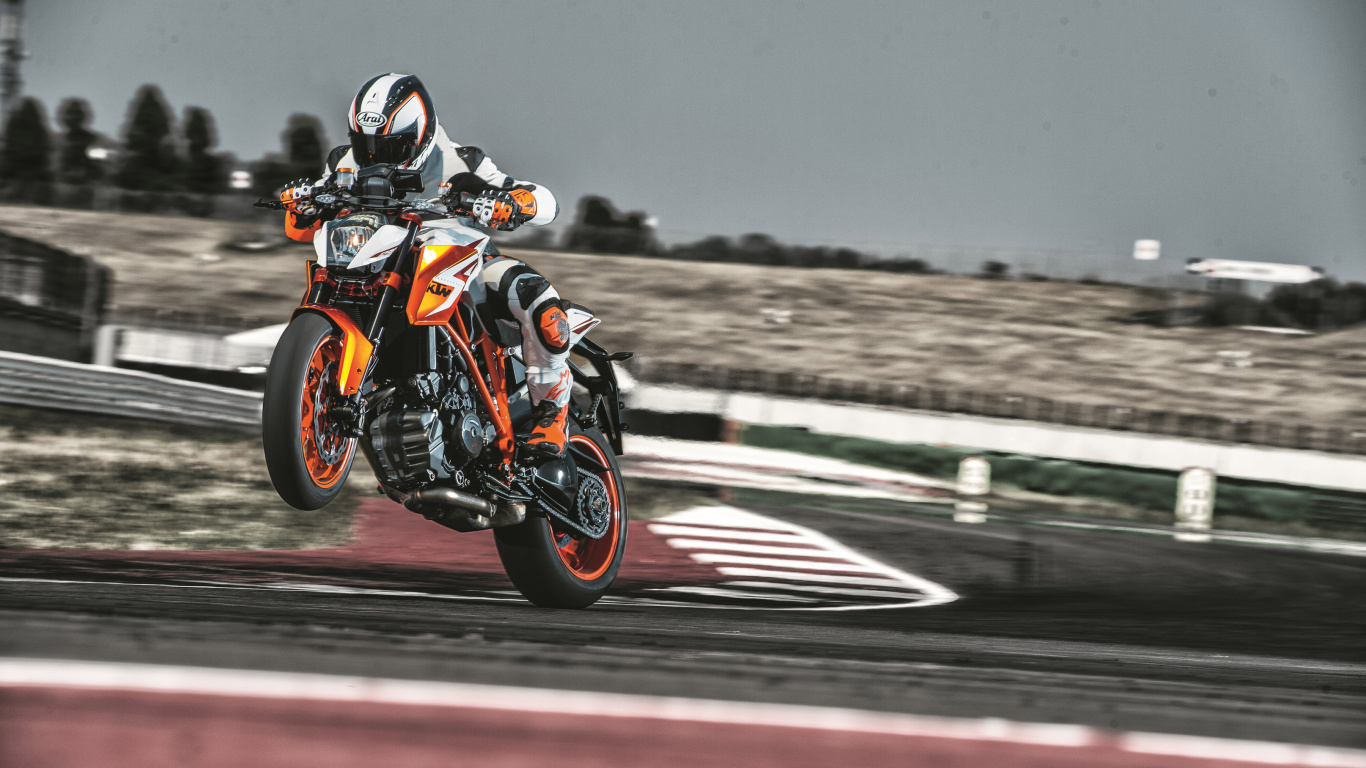 Homme en Costume de Moto Noir et Orange à Cheval Sur un Vélo de Sport Orange et Noir. Wallpaper in 1366x768 Resolution