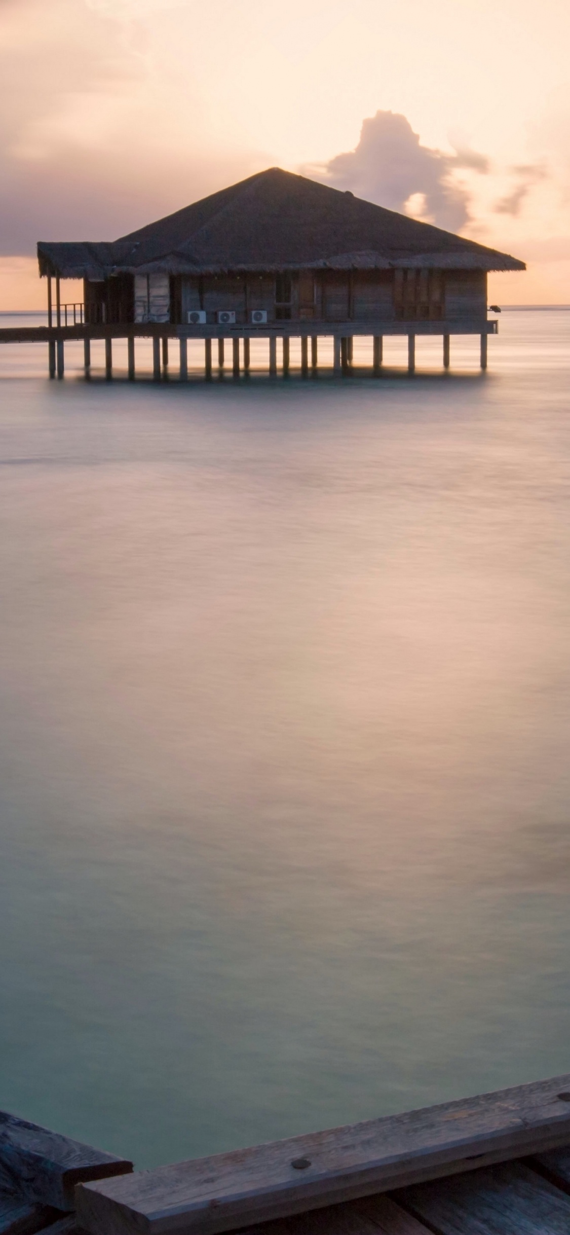 Quai en Bois Brun Sur le Plan D'eau Pendant la Journée. Wallpaper in 1125x2436 Resolution
