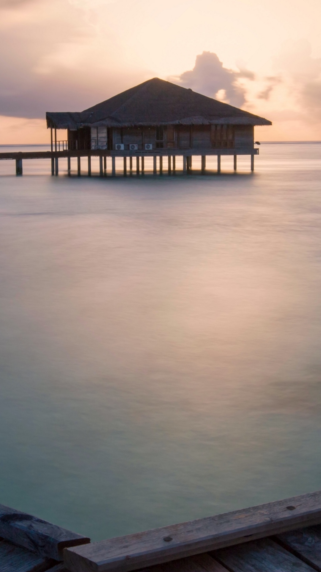 Muelle de Madera Marrón Sobre el Cuerpo de Agua Durante el Día. Wallpaper in 1080x1920 Resolution