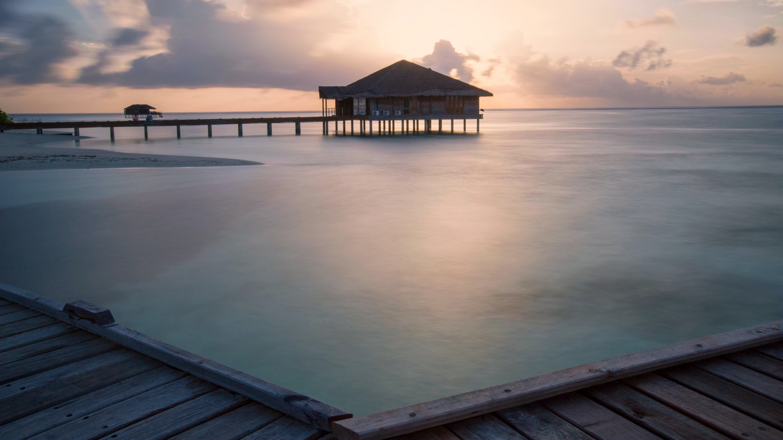 Brown Wooden Dock on Body of Water During Daytime. Wallpaper in 2560x1440 Resolution