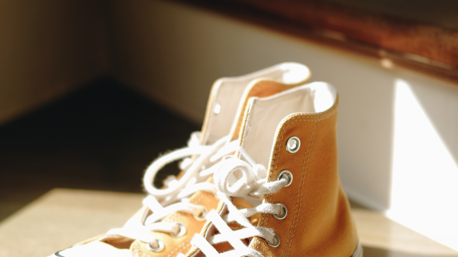 Baskets Montantes Nike Blanches et Marron. Wallpaper in 1920x1080 Resolution