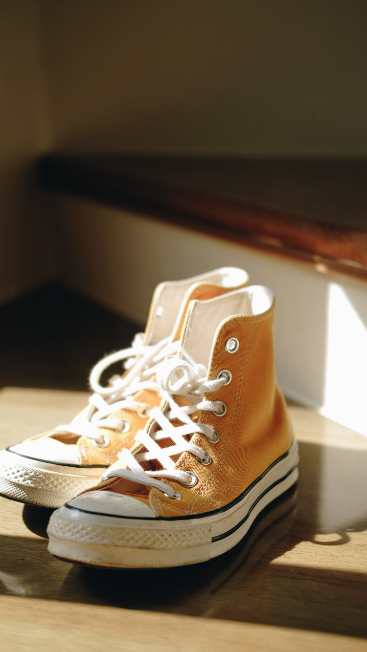 Baskets Montantes Nike Blanches et Marron. Wallpaper in 750x1334 Resolution