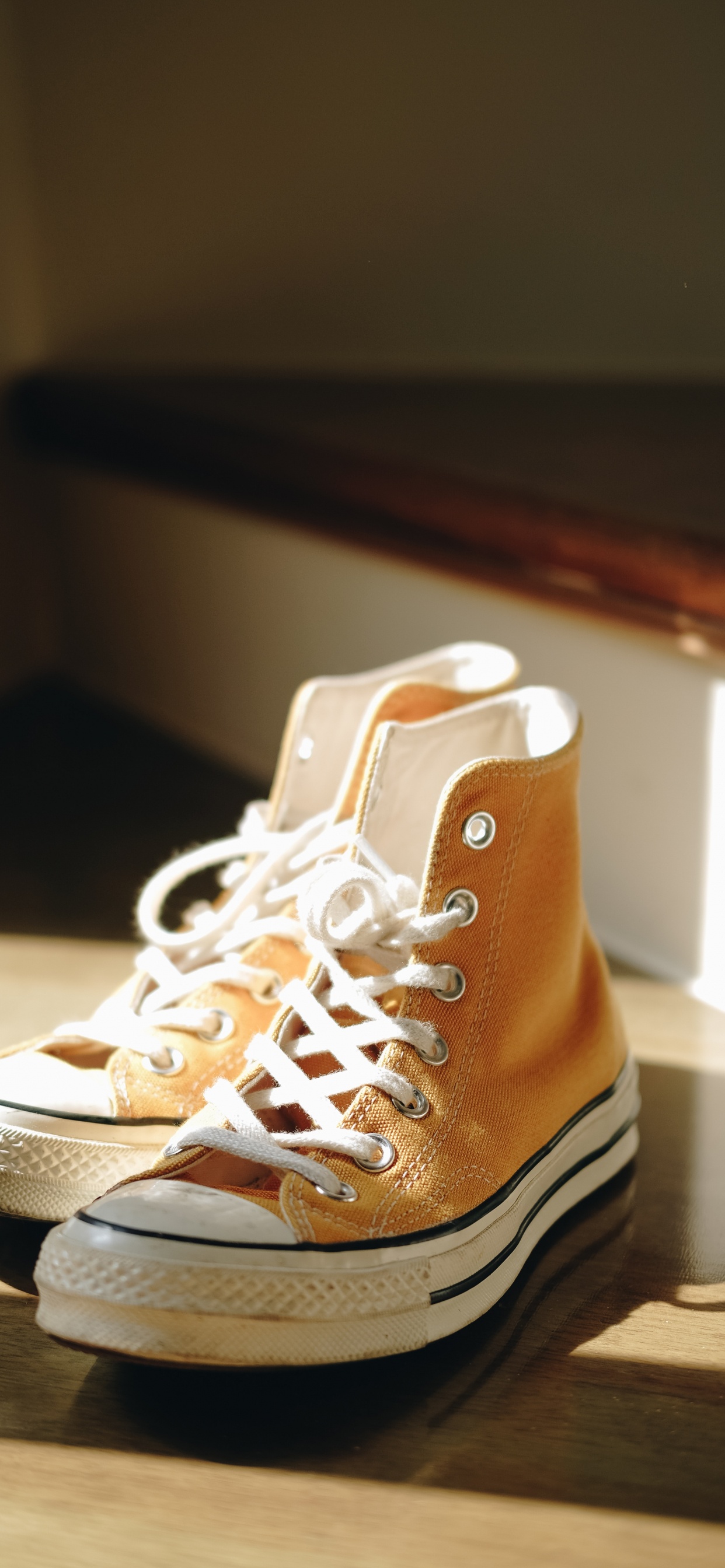 Zapatillas Nike Altas Blancas y Marrones. Wallpaper in 1242x2688 Resolution