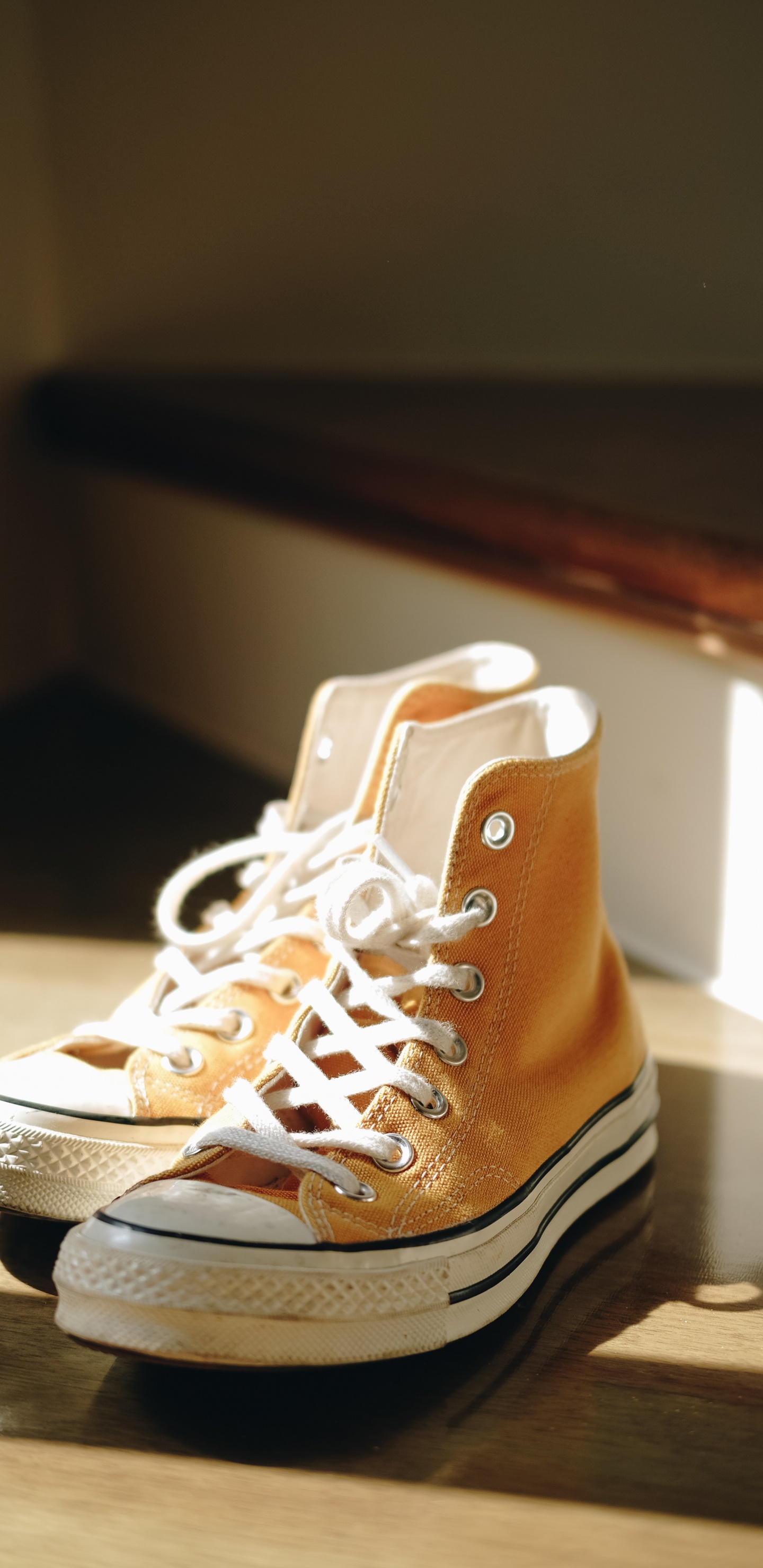 Zapatillas Nike Altas Blancas y Marrones. Wallpaper in 1440x2960 Resolution