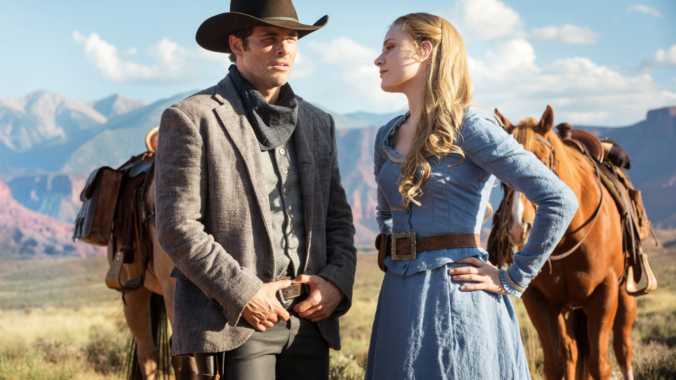 Frau im Blauen Kleid Steht Neben Mann in Brauner Jacke. Wallpaper in 1366x768 Resolution