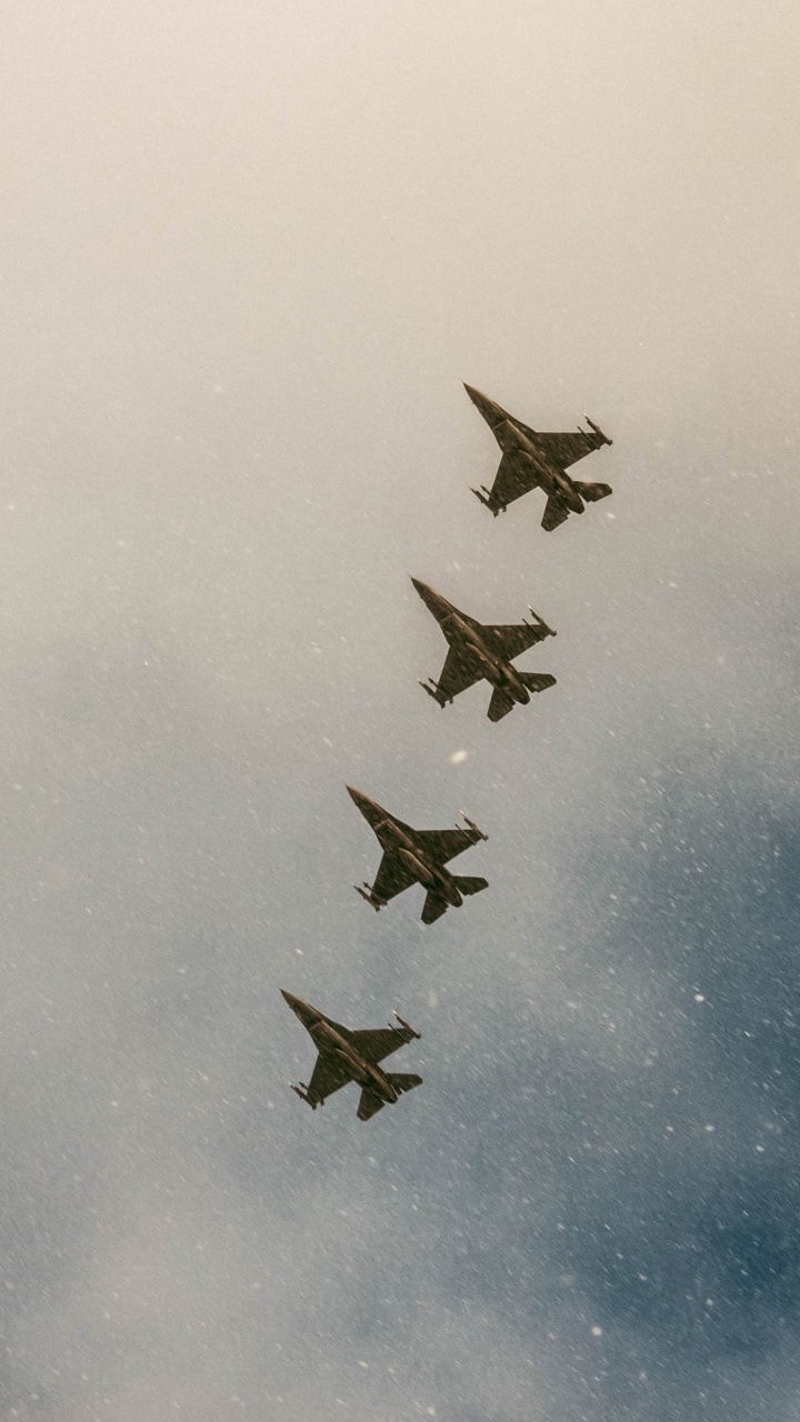 Cuatro Aviones de Combate Volando Sobre Las Nubes. Wallpaper in 720x1280 Resolution