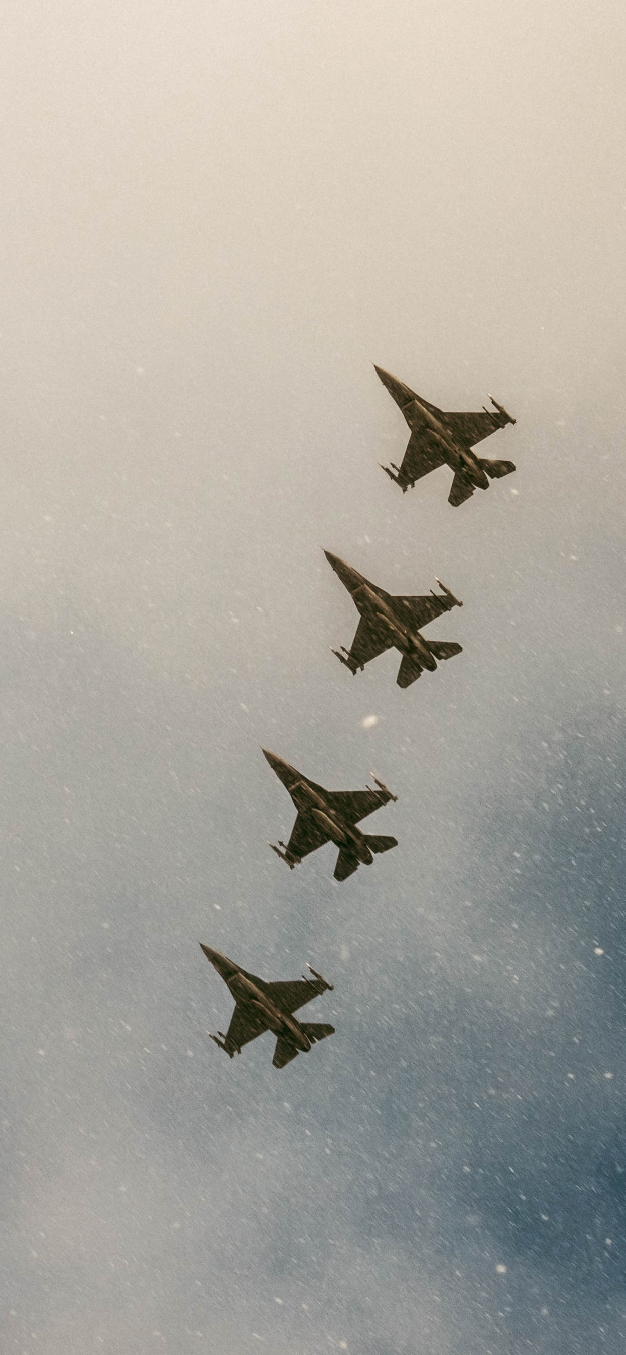 Quatre Avions de Chasse Survolant Les Nuages. Wallpaper in 1242x2688 Resolution