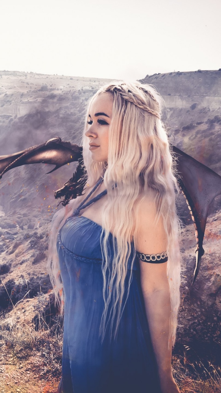 Frau in Blauem Spaghetti-Trägerkleid, Die Tagsüber Auf Braunem Felsen in Der Nähe Von Gewässern Steht. Wallpaper in 720x1280 Resolution