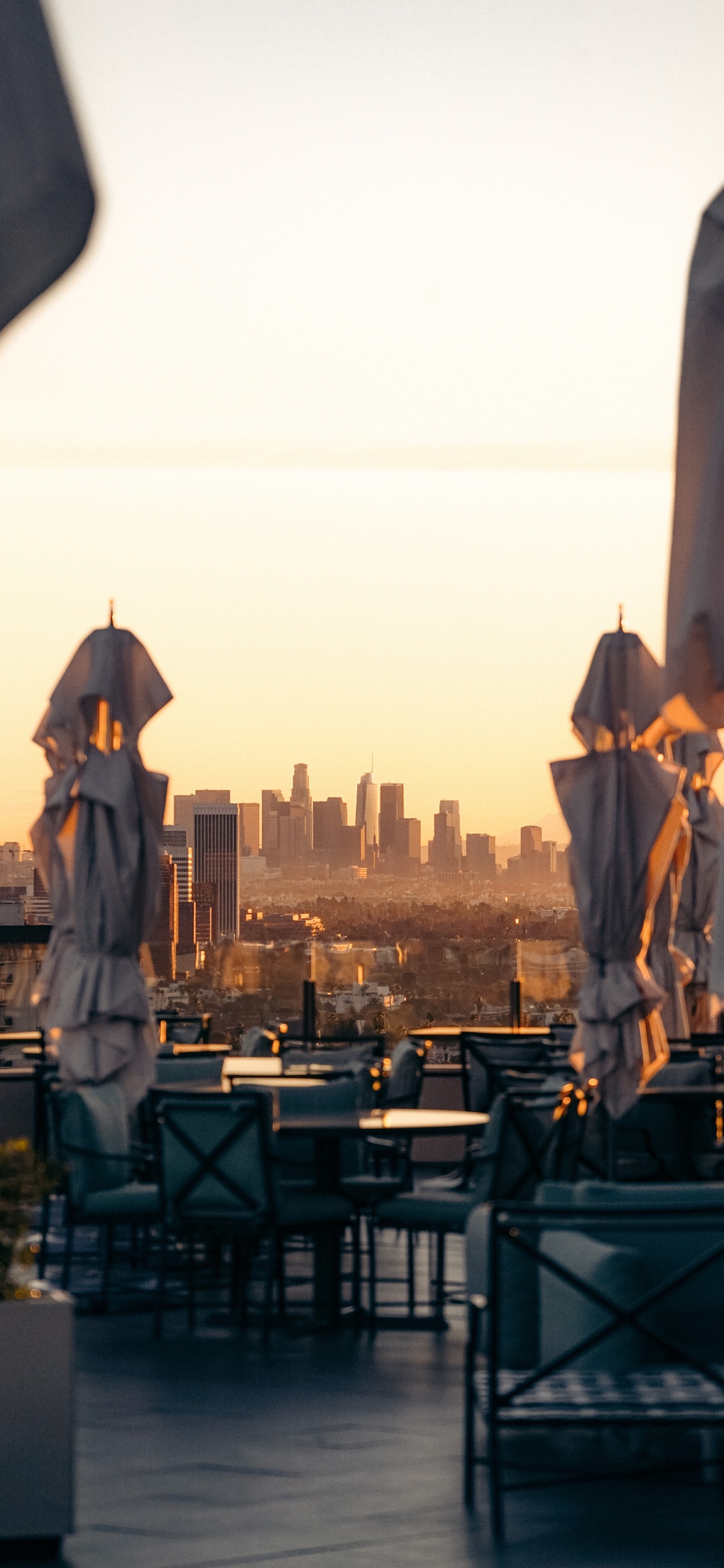 Statue D'homme en Robe Blanche. Wallpaper in 1125x2436 Resolution