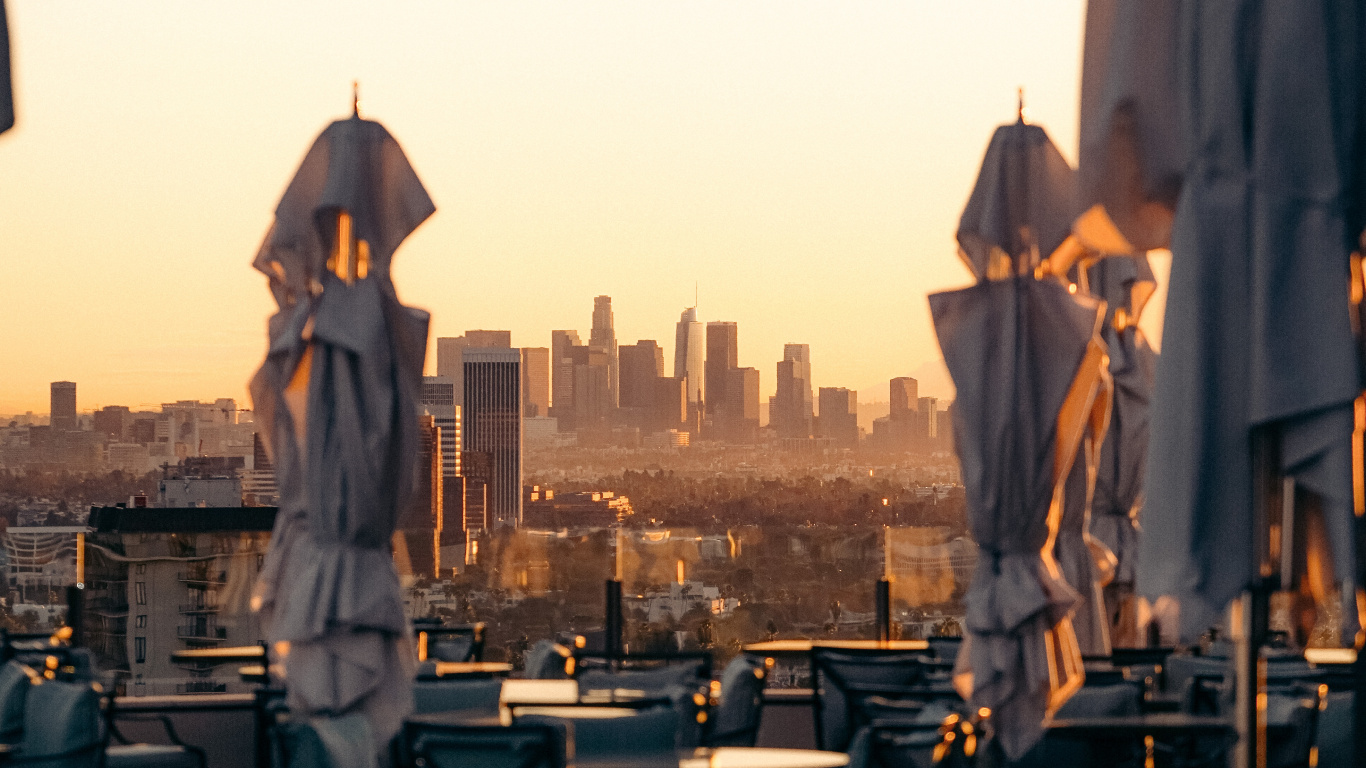 Statue D'homme en Robe Blanche. Wallpaper in 1366x768 Resolution