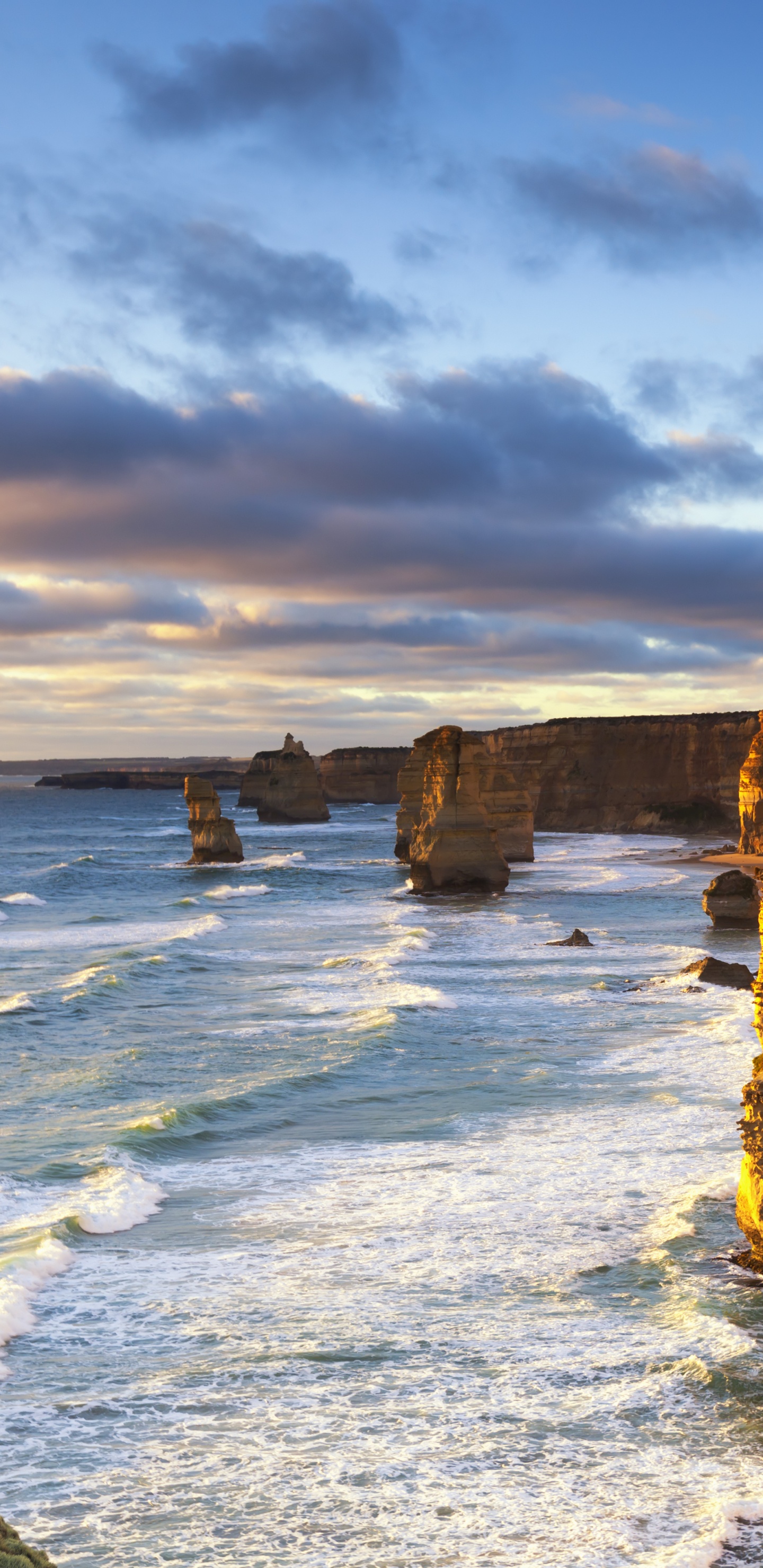 Formation de Roche Brune au Bord de la Mer Sous un Ciel Nuageux Pendant la Journée. Wallpaper in 1440x2960 Resolution