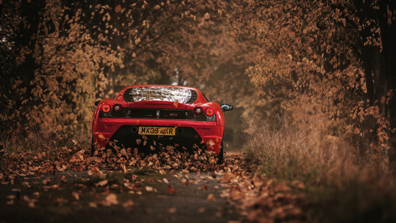 Voiture Rouge Sur Terrain D'herbe Brune Pendant la Journée. Wallpaper in 1280x720 Resolution