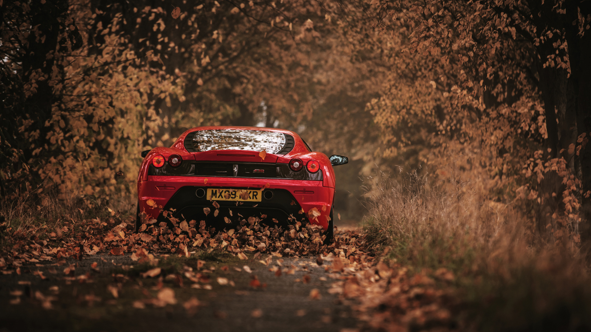 Voiture Rouge Sur Terrain D'herbe Brune Pendant la Journée. Wallpaper in 1920x1080 Resolution