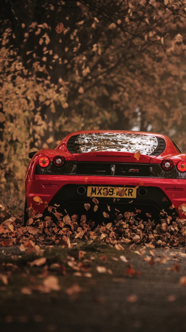 Voiture Rouge Sur Terrain D'herbe Brune Pendant la Journée. Wallpaper in 720x1280 Resolution