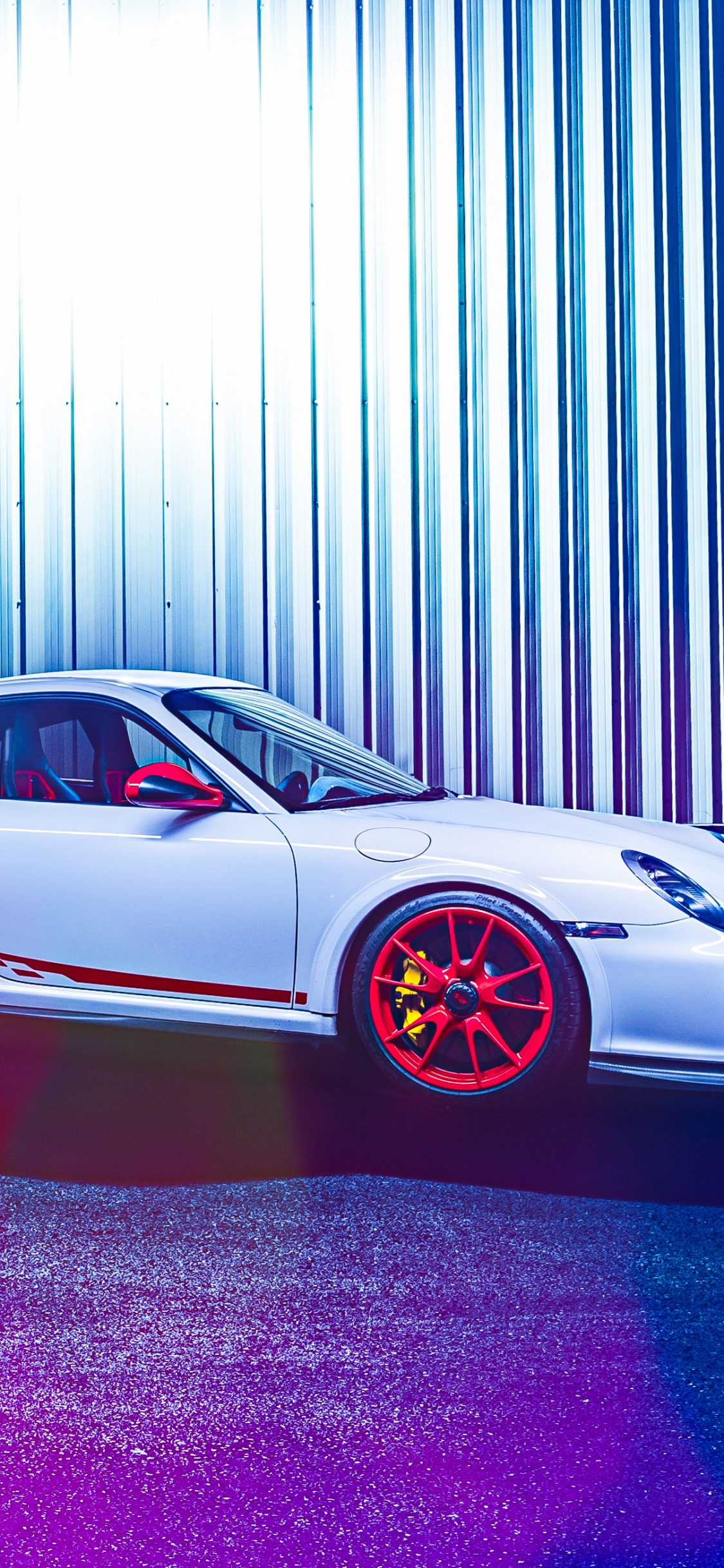 Rotes Coupe in Einer Garage. Wallpaper in 1125x2436 Resolution