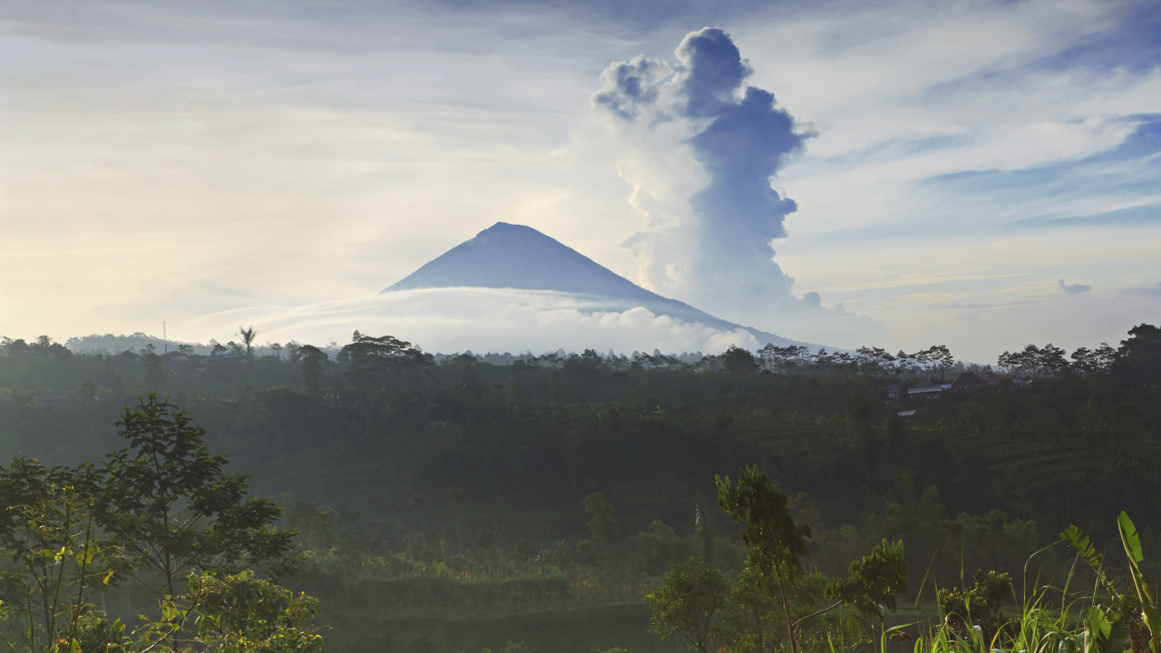 Grüne Bäume in Der Nähe Des Berges Unter Weißen Wolken Tagsüber. Wallpaper in 1280x720 Resolution