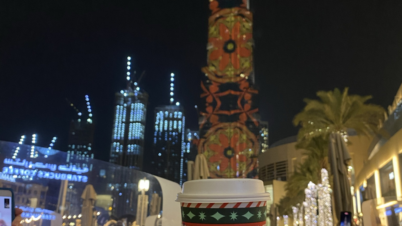 Dubai, Burj Khalifa, Starbucks Logo 2011, Nacht, Tower. Wallpaper in 1280x720 Resolution