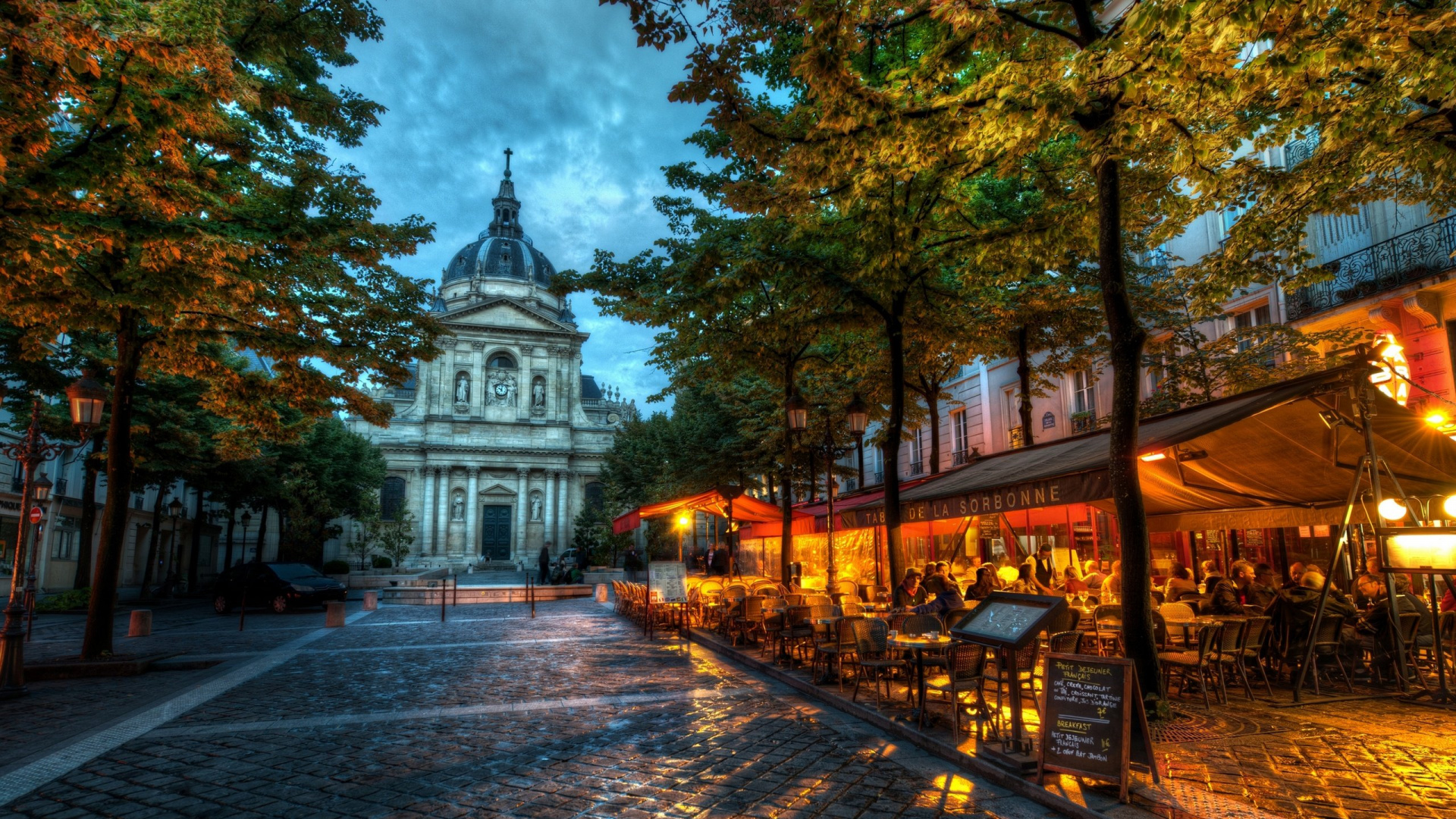 Personnes Marchant Sur le Trottoir Près Des Arbres et Construisant Pendant la Journée. Wallpaper in 1920x1080 Resolution