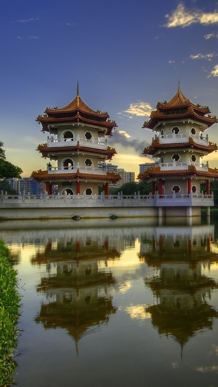 Braunes Und Weißes Betongebäude in Der Nähe Eines Gewässers Tagsüber. Wallpaper in 720x1280 Resolution