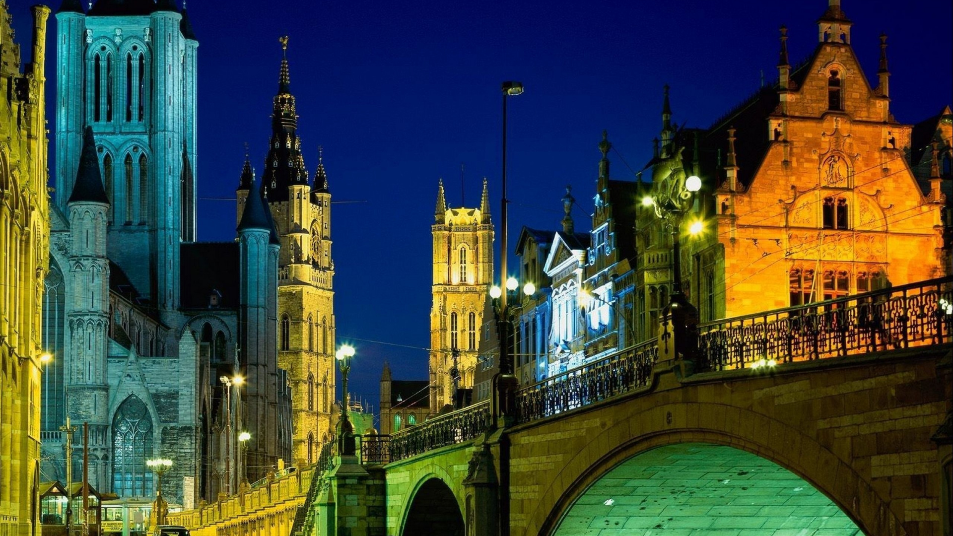 Braunes Betongebäude in Der Nacht. Wallpaper in 1920x1080 Resolution