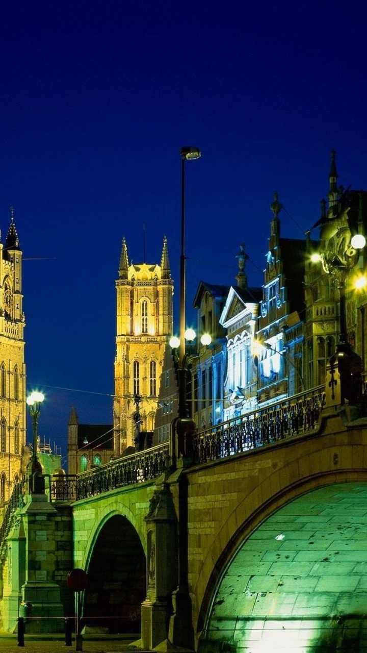 Braunes Betongebäude in Der Nacht. Wallpaper in 720x1280 Resolution