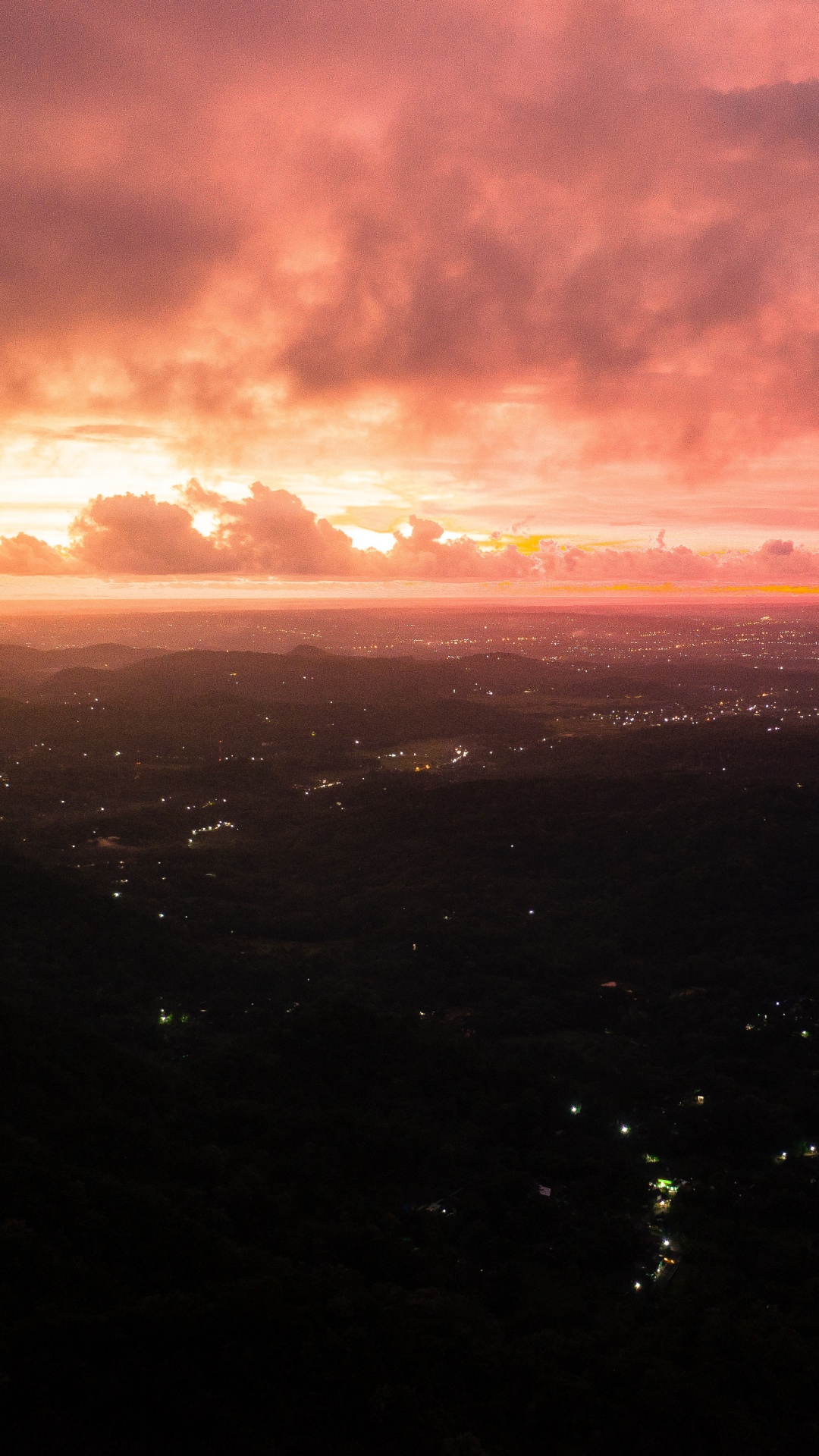 Vue Aérienne de la Ville au Coucher du Soleil. Wallpaper in 1080x1920 Resolution