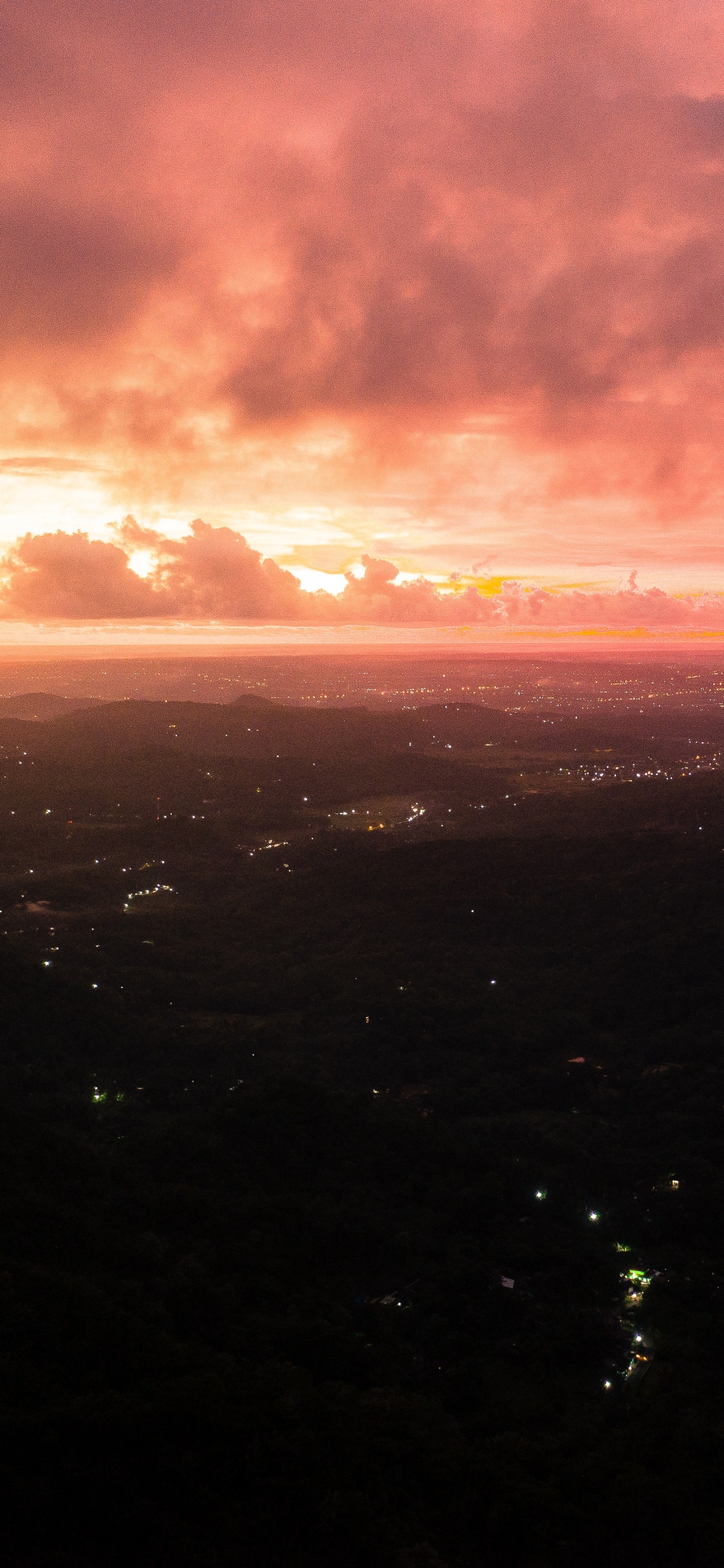 Luftaufnahme Der Stadt Bei Sonnenuntergang. Wallpaper in 1125x2436 Resolution