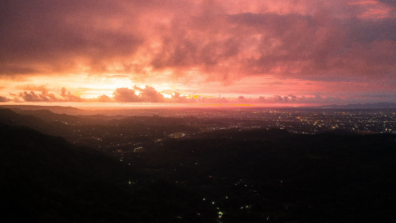 Luftaufnahme Der Stadt Bei Sonnenuntergang. Wallpaper in 1280x720 Resolution