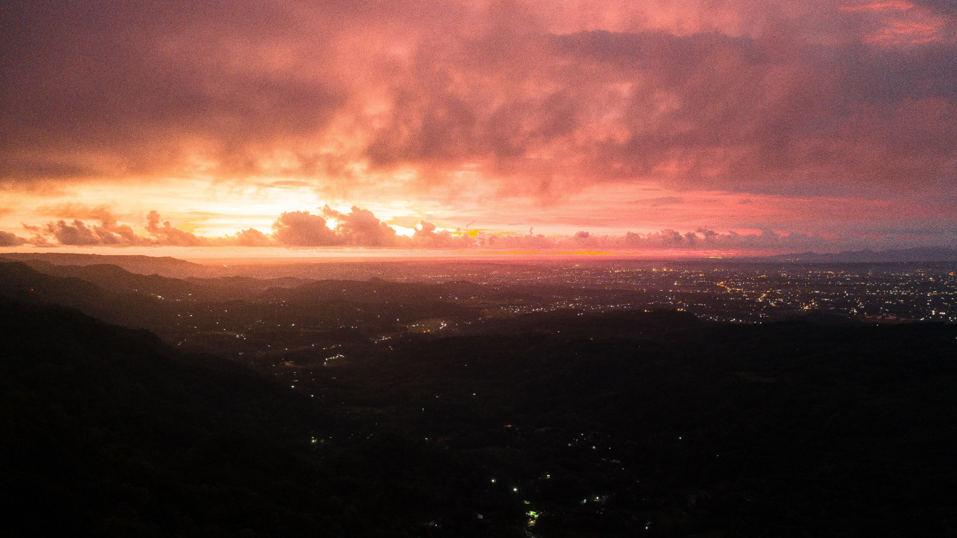 Luftaufnahme Der Stadt Bei Sonnenuntergang. Wallpaper in 1366x768 Resolution