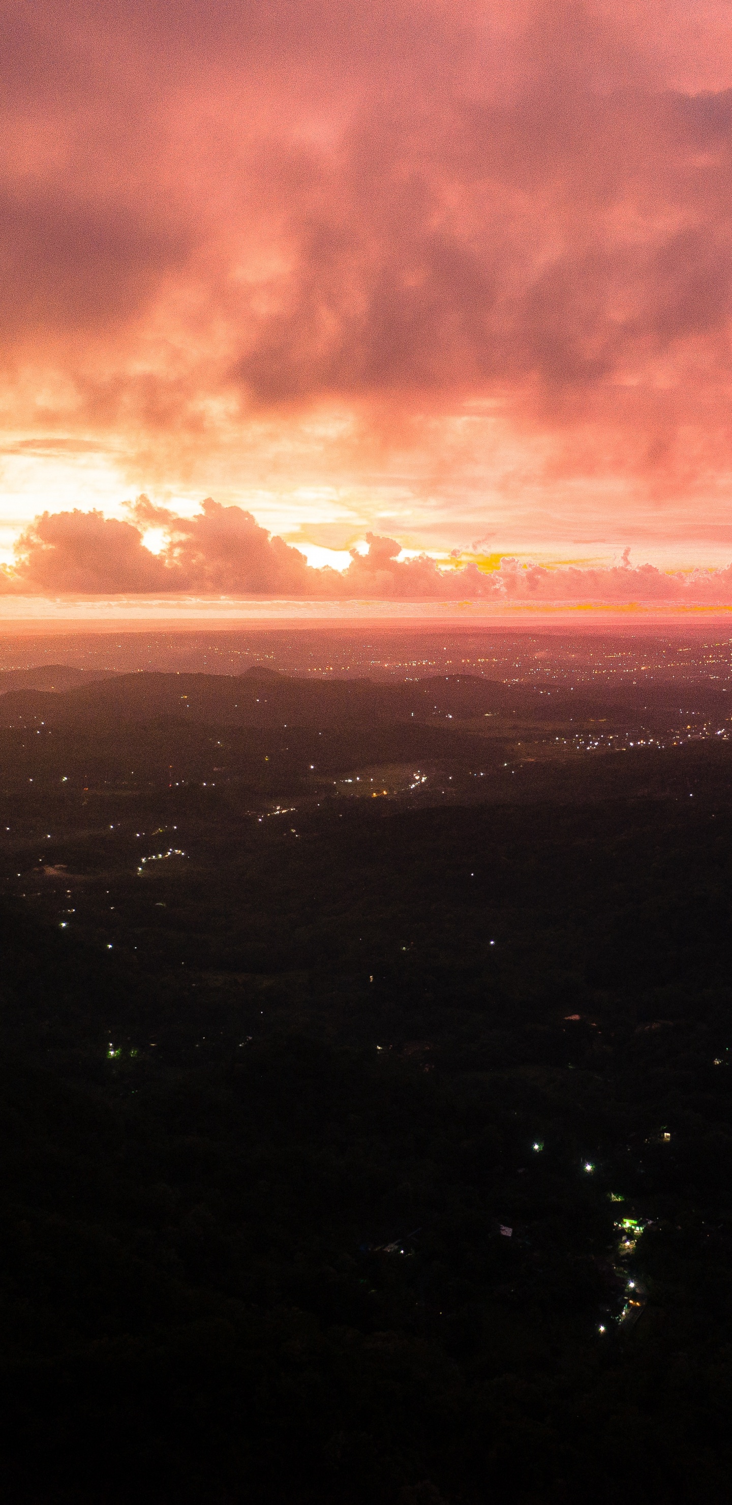 Luftaufnahme Der Stadt Bei Sonnenuntergang. Wallpaper in 1440x2960 Resolution