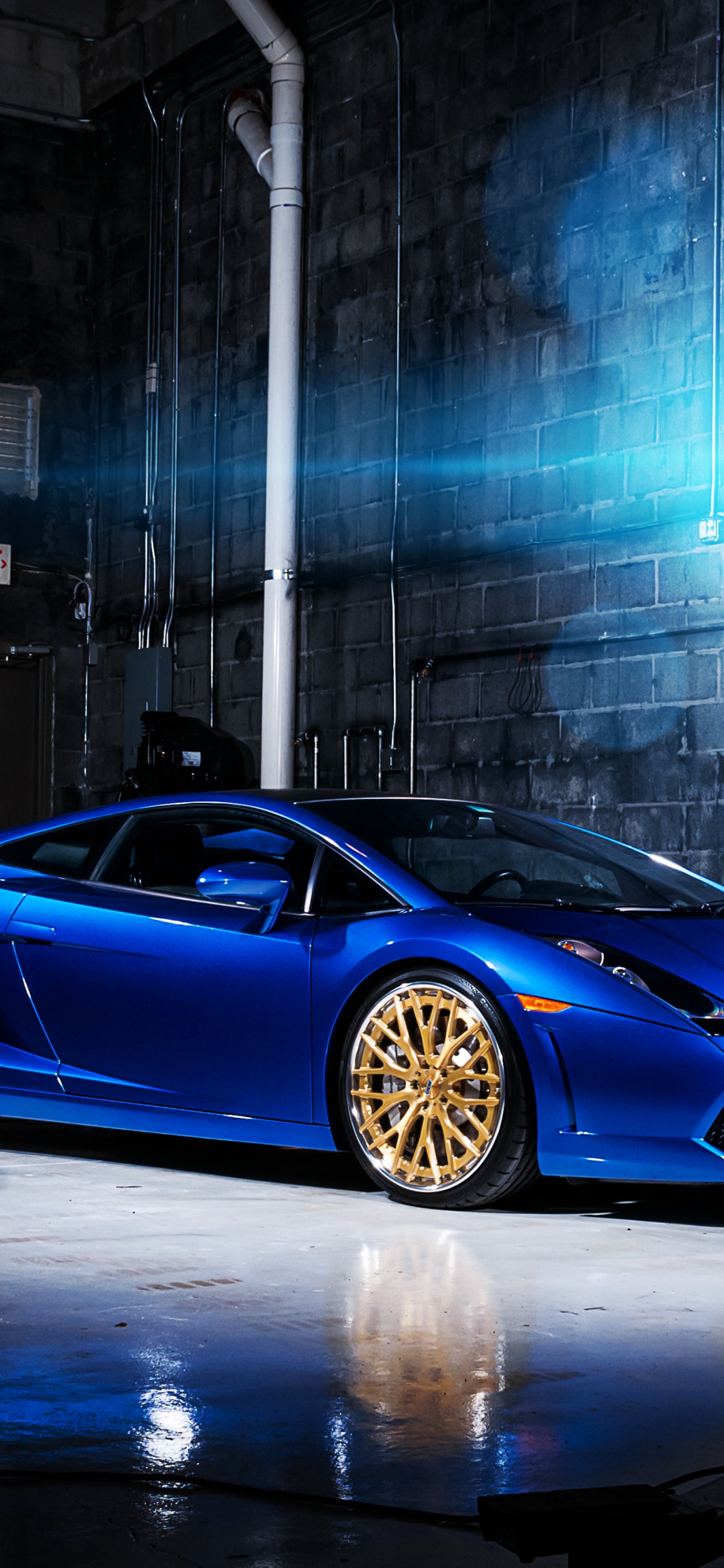 Blauer Porsche 911 Vor Glashaus Geparkt. Wallpaper in 1125x2436 Resolution