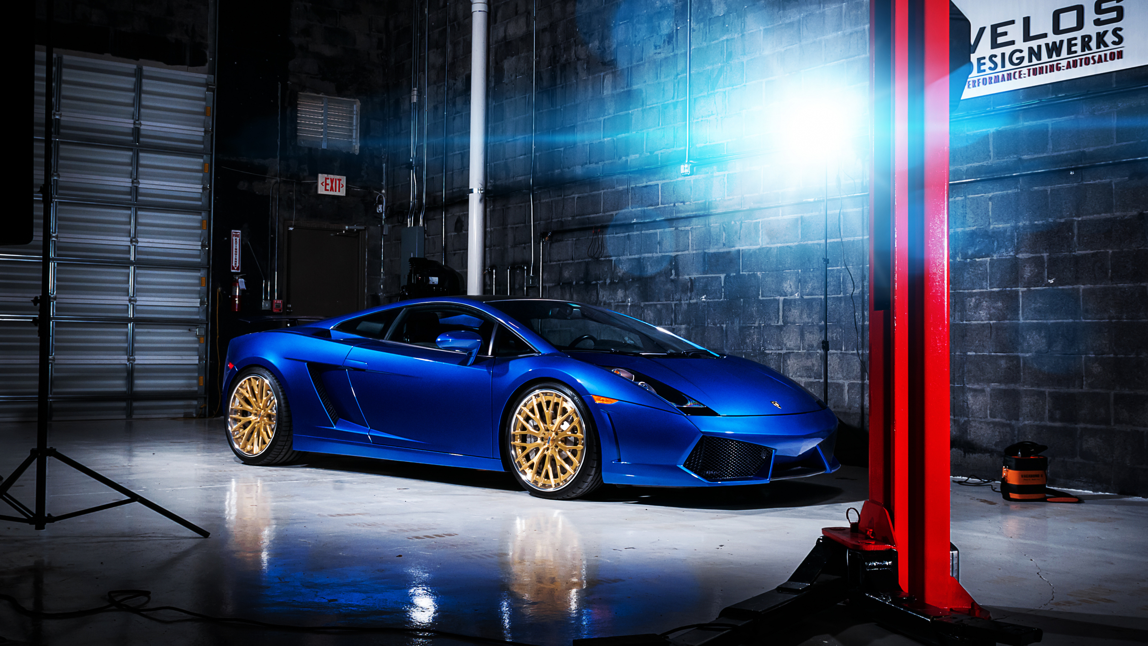 Blauer Porsche 911 Vor Glashaus Geparkt. Wallpaper in 3840x2160 Resolution