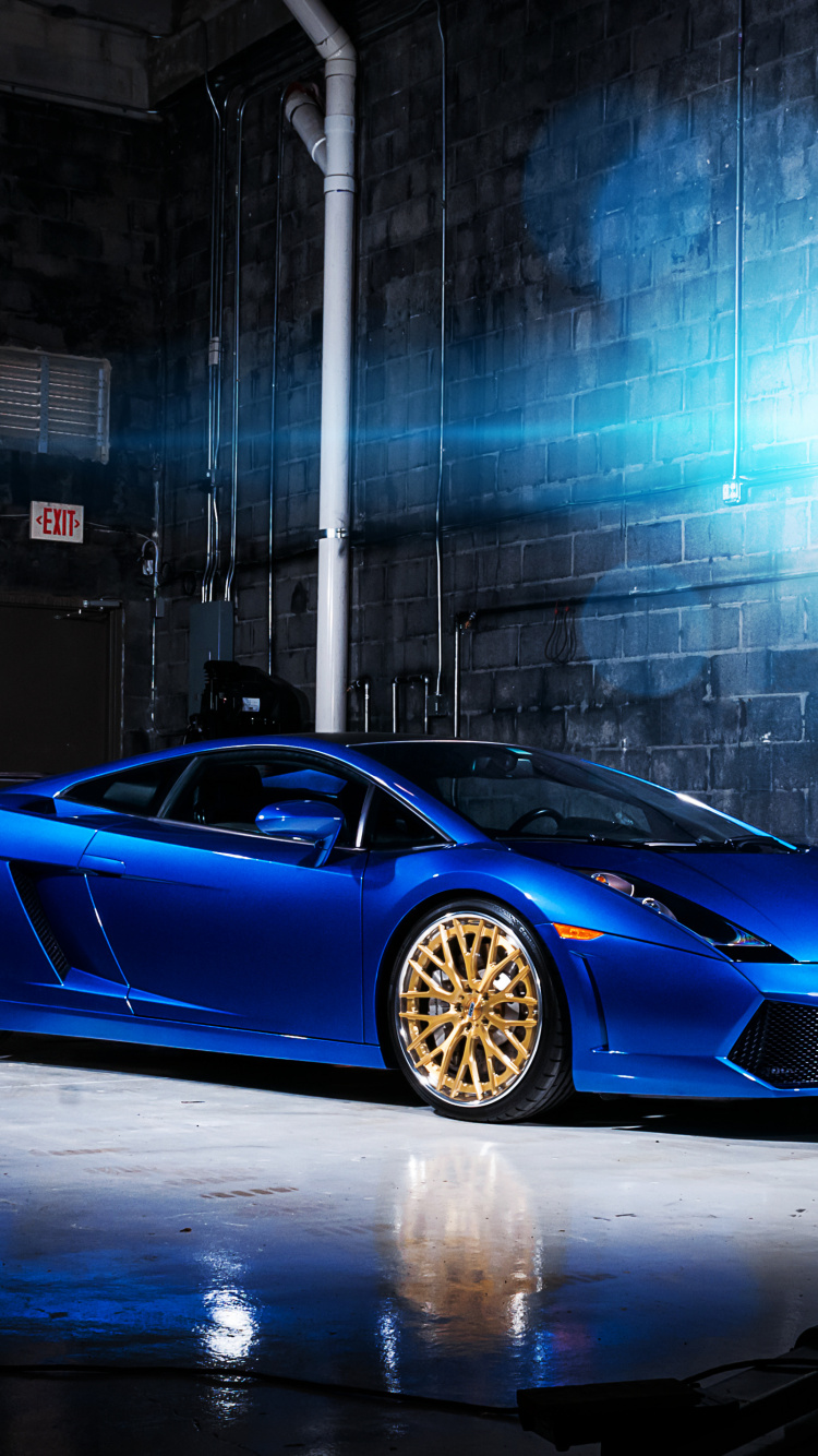 Blauer Porsche 911 Vor Glashaus Geparkt. Wallpaper in 750x1334 Resolution