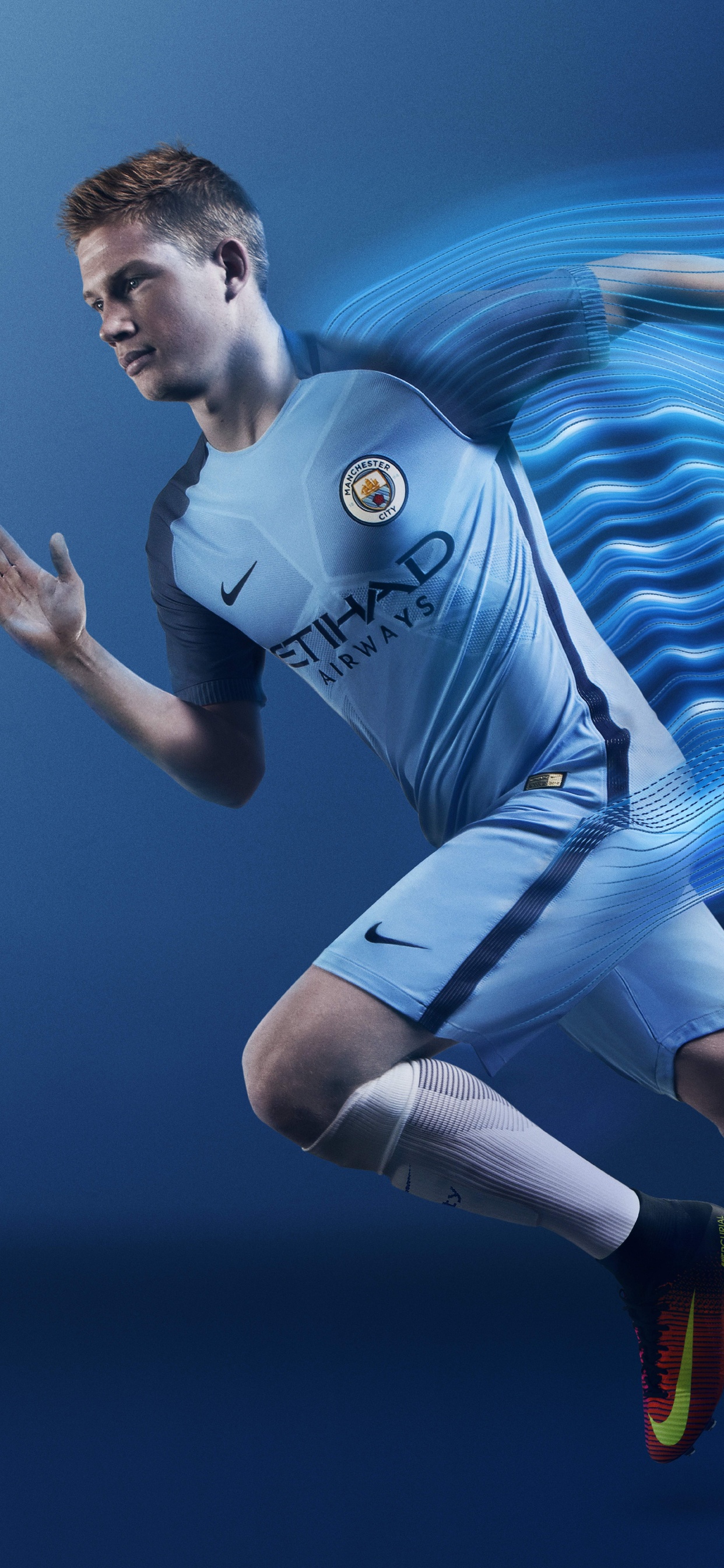 Hombre Con Camisa de Jersey Azul y Blanca y Pantalones Vaqueros Azules. Wallpaper in 1242x2688 Resolution