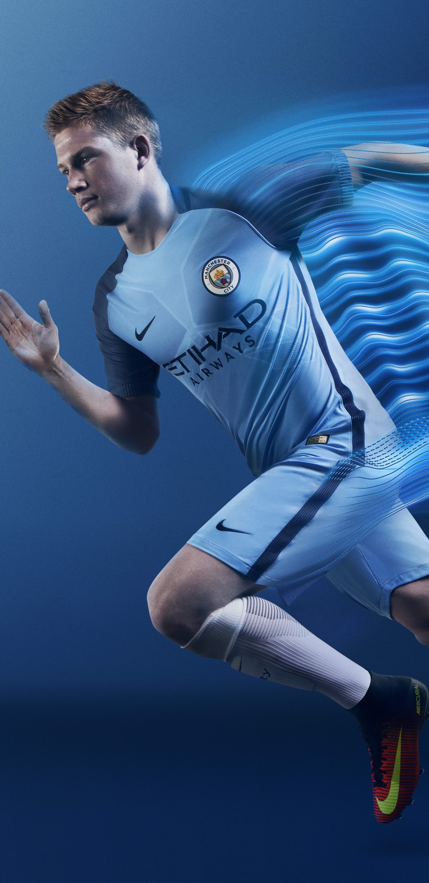 Hombre Con Camisa de Jersey Azul y Blanca y Pantalones Vaqueros Azules. Wallpaper in 1440x2960 Resolution