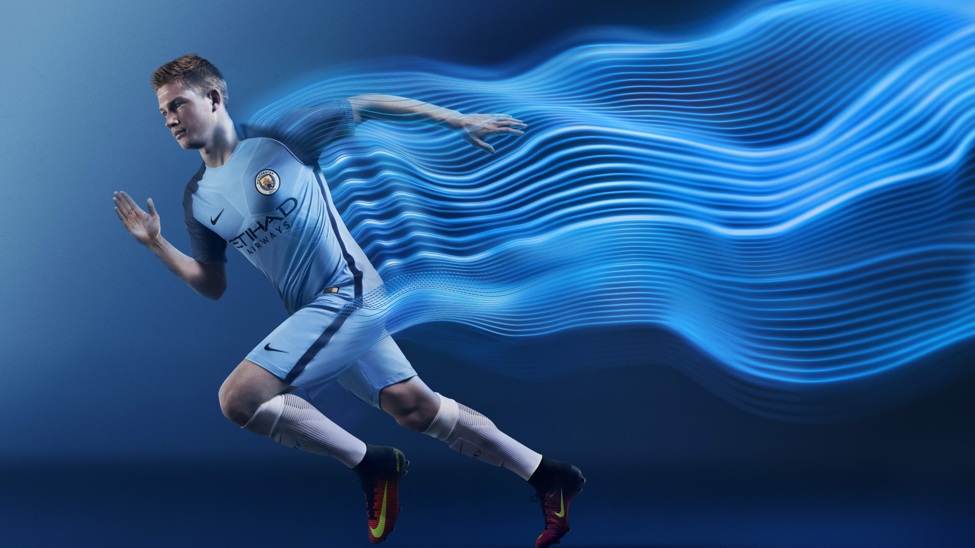Hombre Con Camisa de Jersey Azul y Blanca y Pantalones Vaqueros Azules. Wallpaper in 1920x1080 Resolution